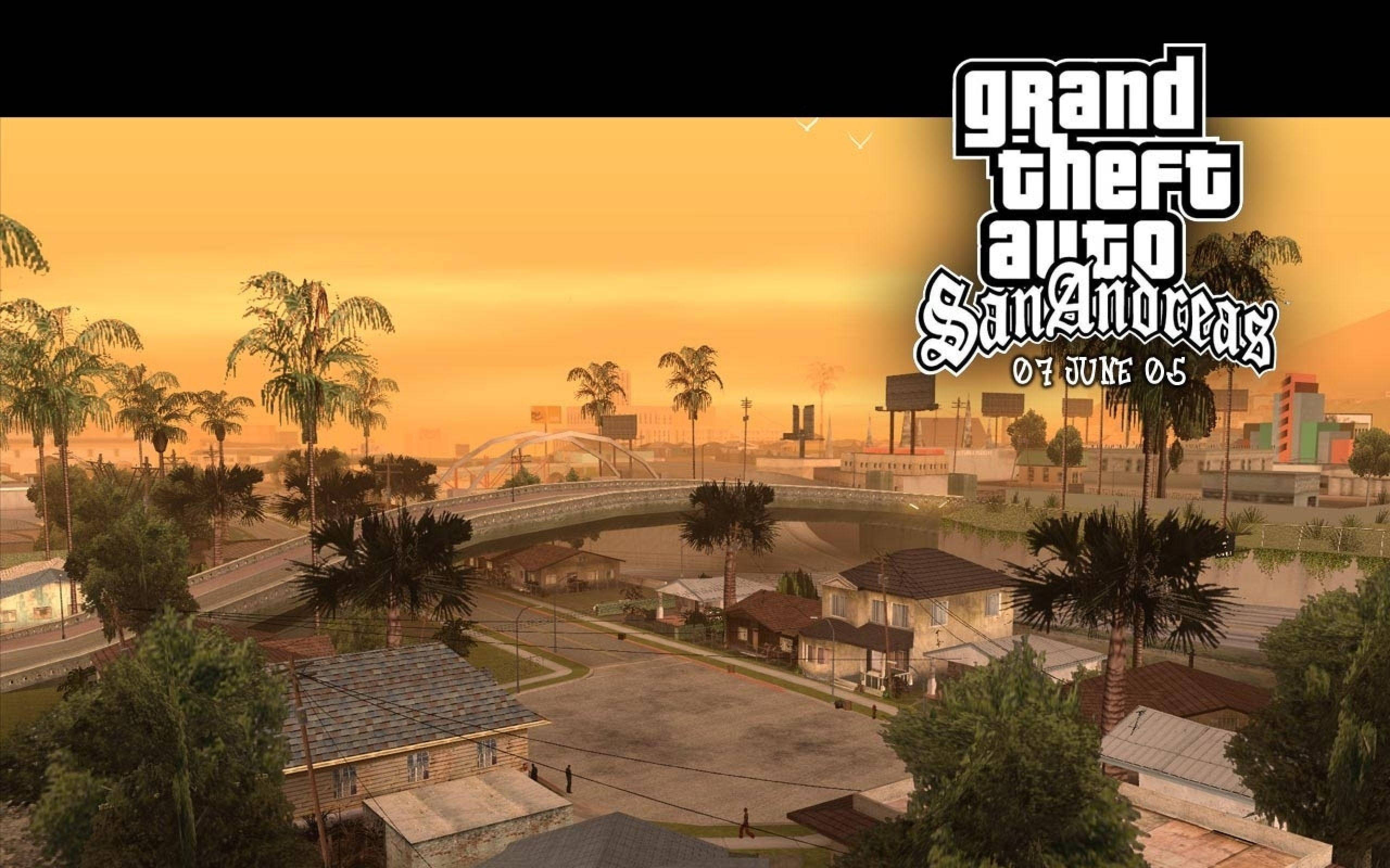Gta 桌布 壁紙 — 夕陽餘暉灑滿GTA聖安地列斯的棕櫚樹街道和郊區房屋，天空呈現朦朧的橙色。