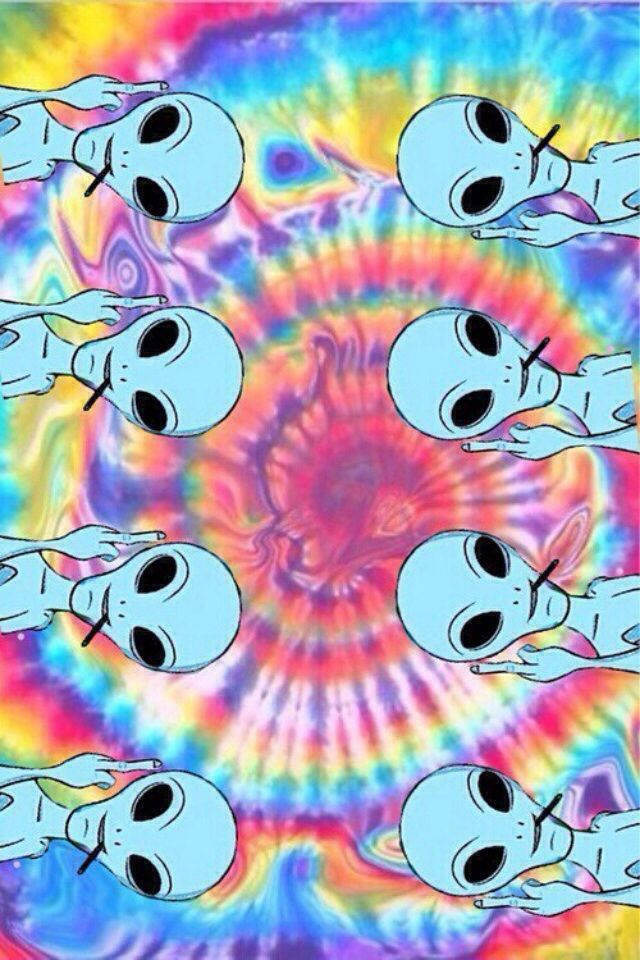 Trippy Aesthetic 桌布 壁紙 — 外星人頭部在迷幻紮染漩渦中，帶有彩虹色和和平標誌。
