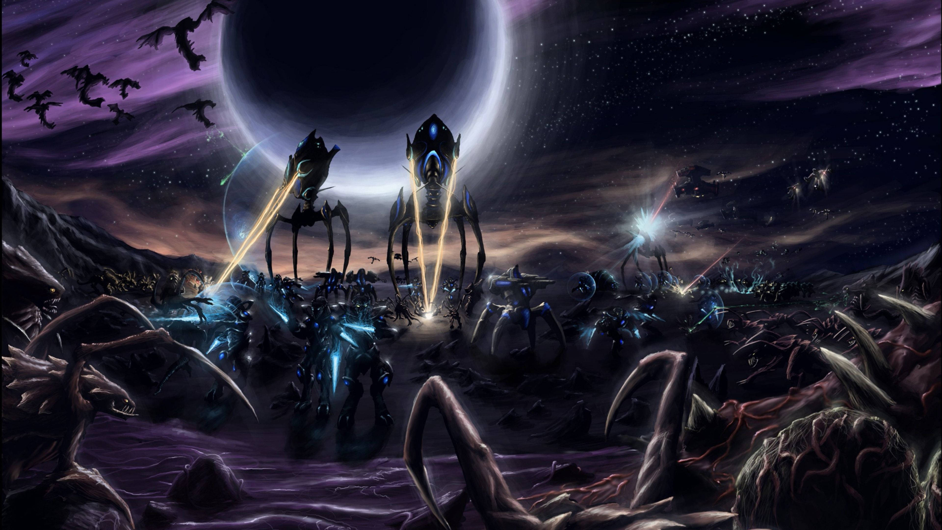 Starcraft 桌布 壁紙 — 外星戰爭機器帶著發光的藍色武器站在紫色外星行星上，下方是巨大的環狀月亮。
