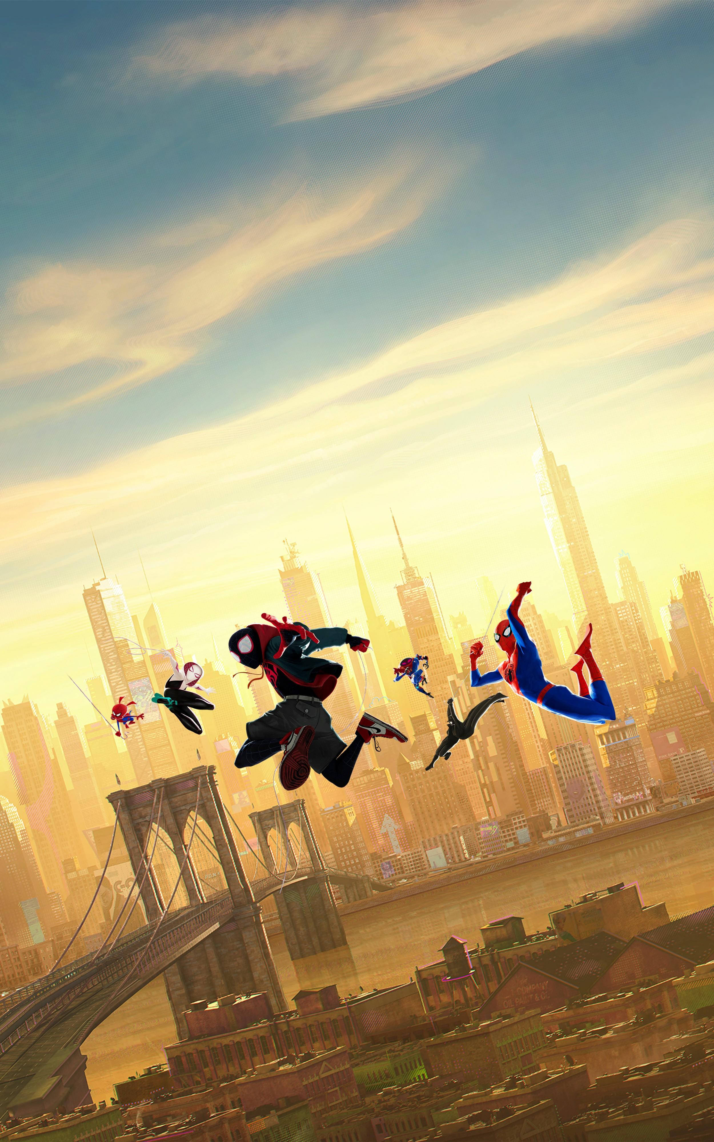 Into The Spider Verse 桌布 壁紙 — 多位蜘蛛人英雄在日落時分動態地擺盪在金色色調的紐約天際線上。