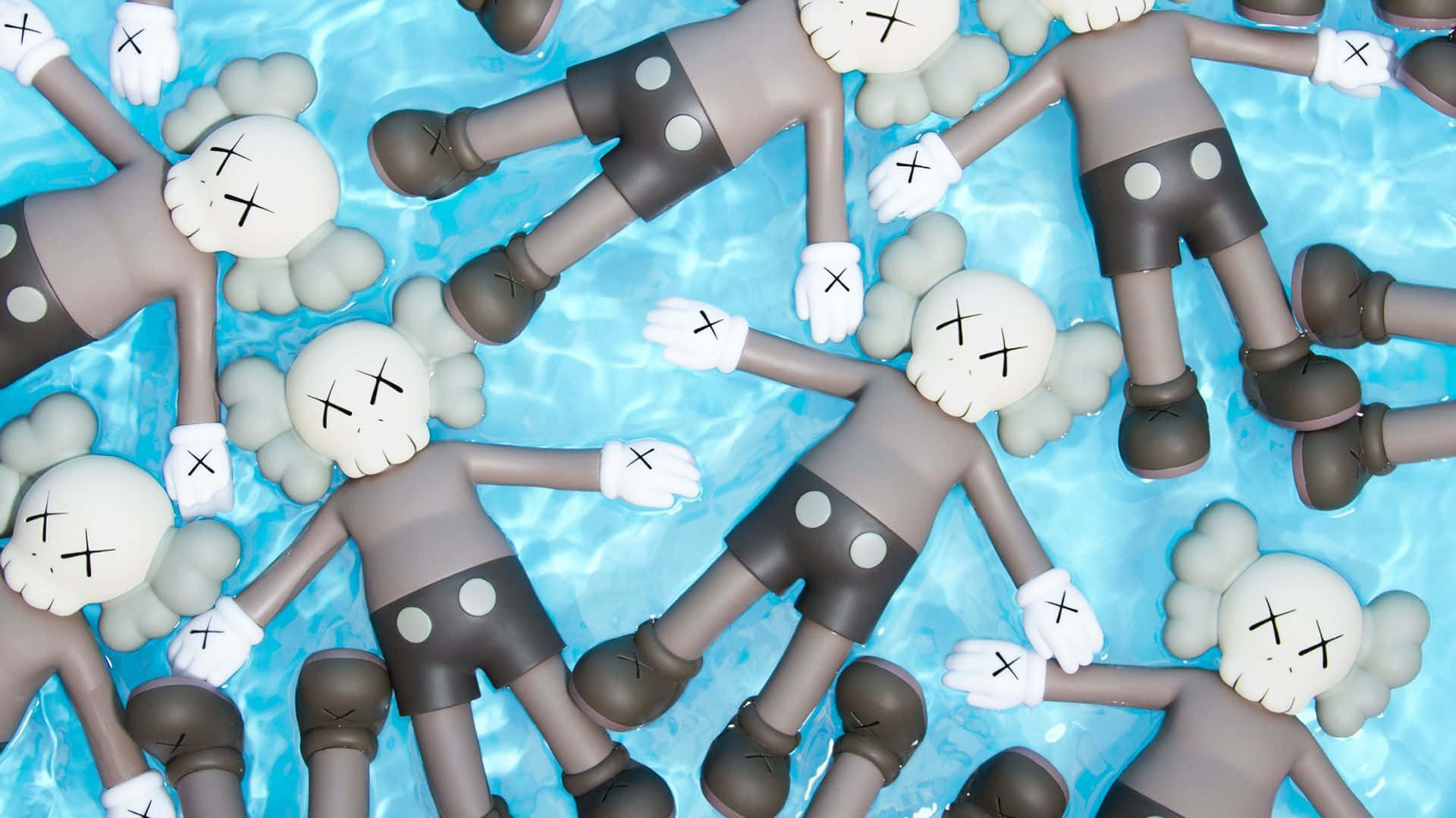 KAWS 桌布 壁紙 — 多個KAWS風格人偶面朝下漂浮在清澈的藍色水中，水面泛起漣漪倒影。