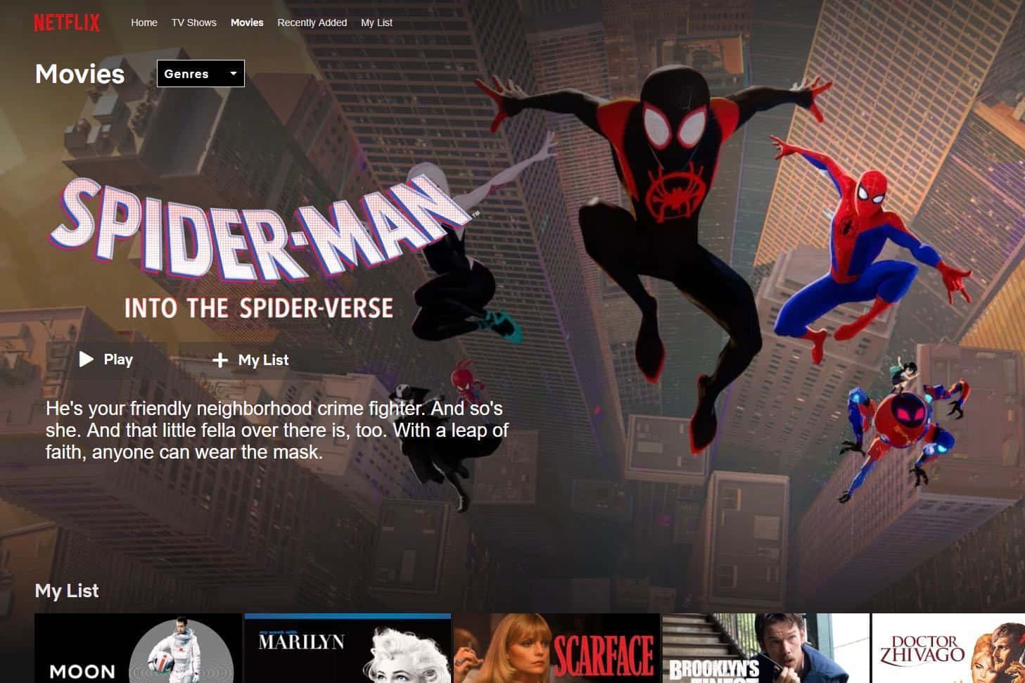 Netflix 桌布 壁紙 — 多個蜘蛛人角色在充滿活力的動畫電影海報中，動態地跳躍穿過風格化的城市景觀。