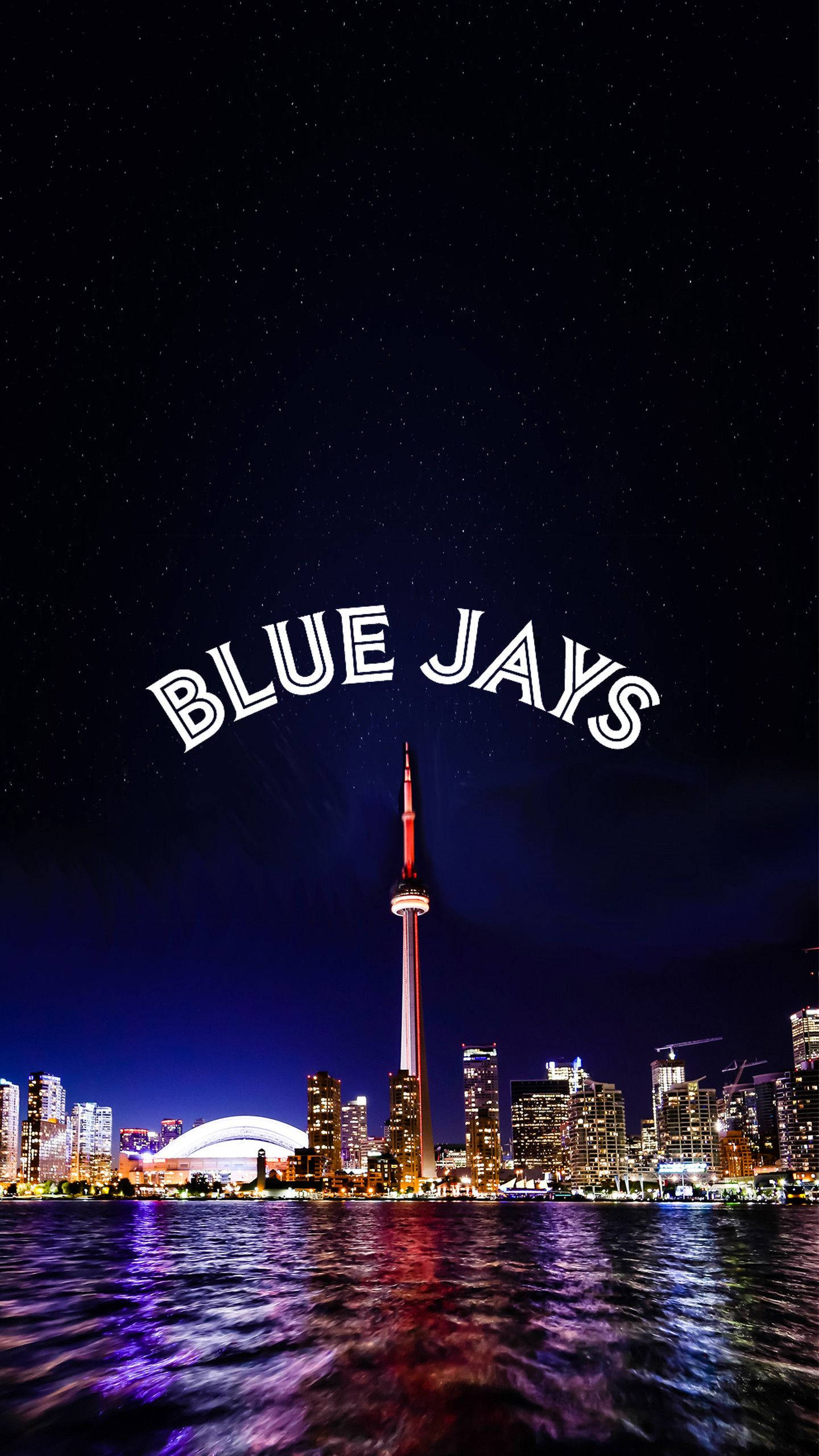 Jays 桌布 壁紙 — 多倫多夜景，CN塔亮起，星空背景下拱形「BLUE JAYS」文字。