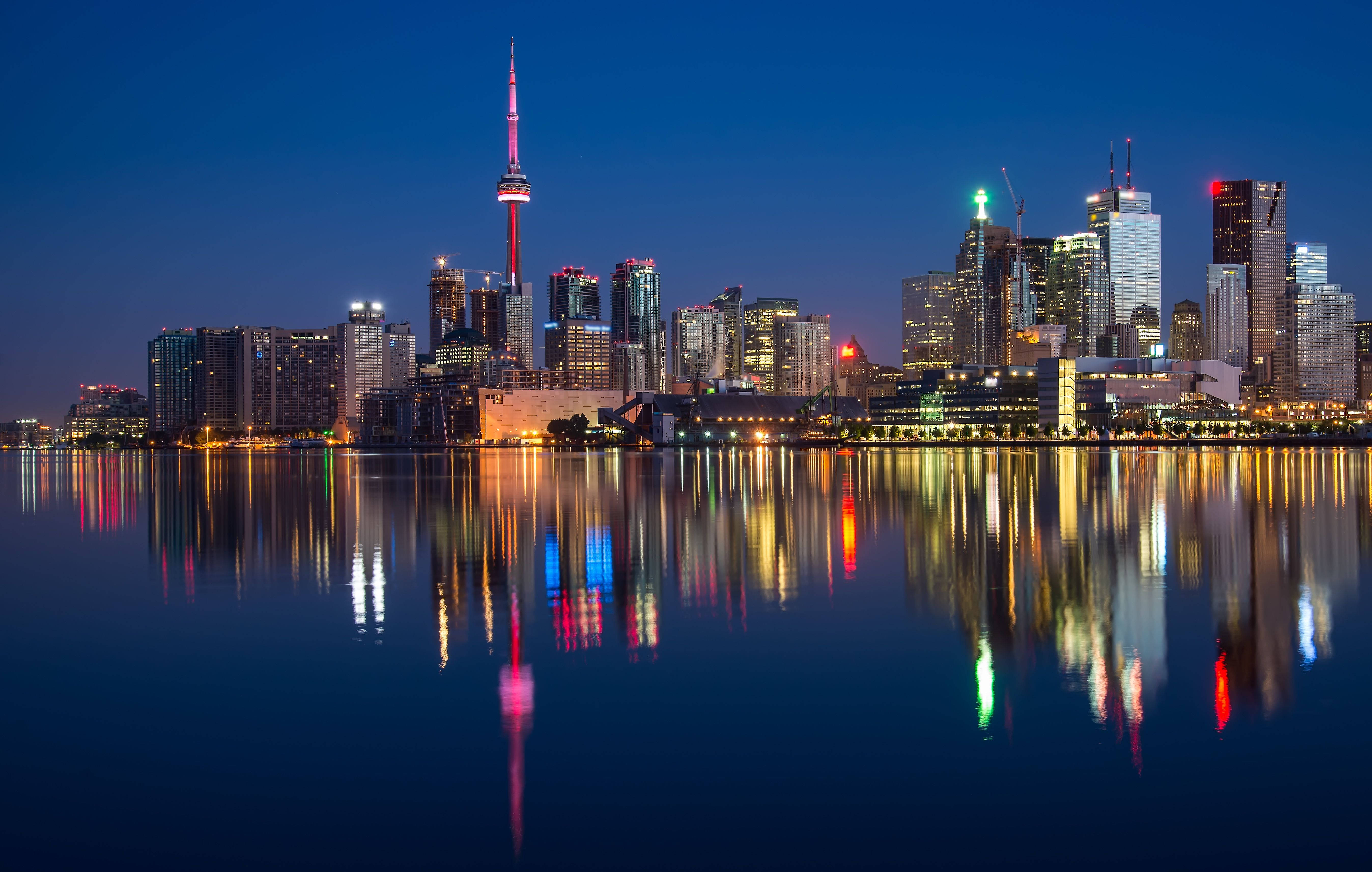 Toronto 桌布 壁紙 — 多倫多夜景，CN塔和摩天大樓在深藍色天空下倒映在平靜的水面上。