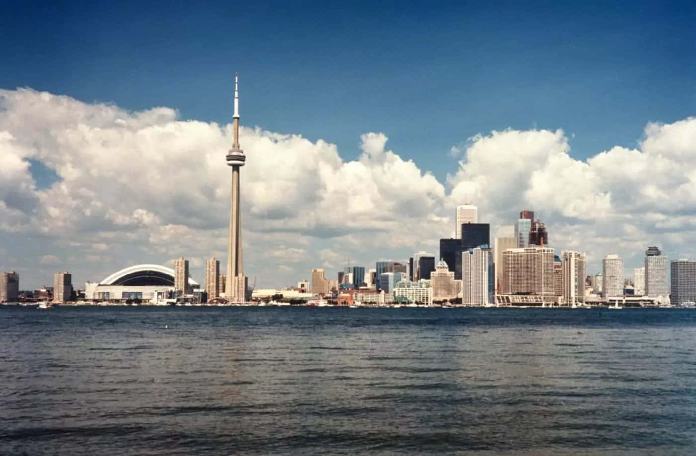 Toronto Skyline 桌布 壁紙 — 多倫多天際線，CN塔和現代摩天大樓在部分多雲的藍天下，聳立在寧靜的海濱之上。