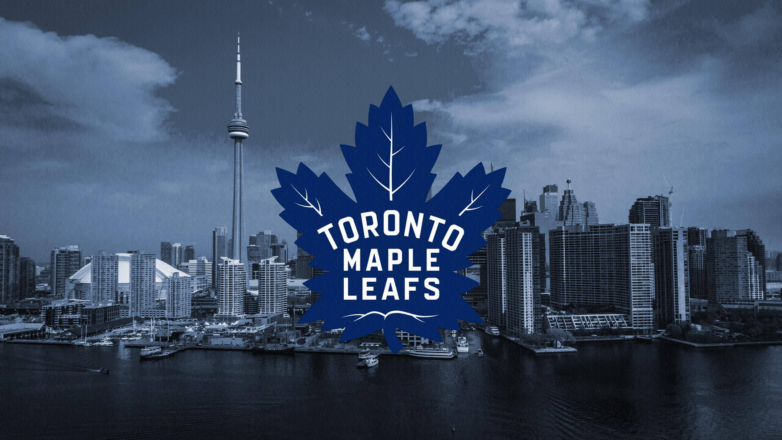 Leafs 桌布 壁紙 — 多倫多天際線呈現憂鬱的藍色調，CN 塔和一個大型多倫多楓葉隊標誌疊加在水面上。