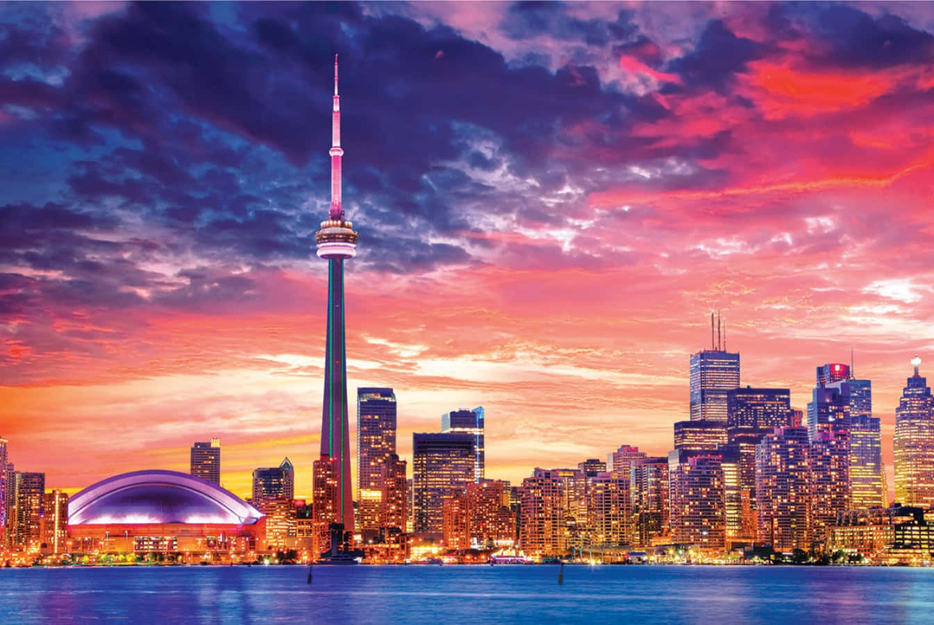 Toronto Skyline 桌布 壁紙 — 多倫多天際線在日落時分，CN塔在火紅粉紫雲彩中閃耀，倒映在平靜的水面上。