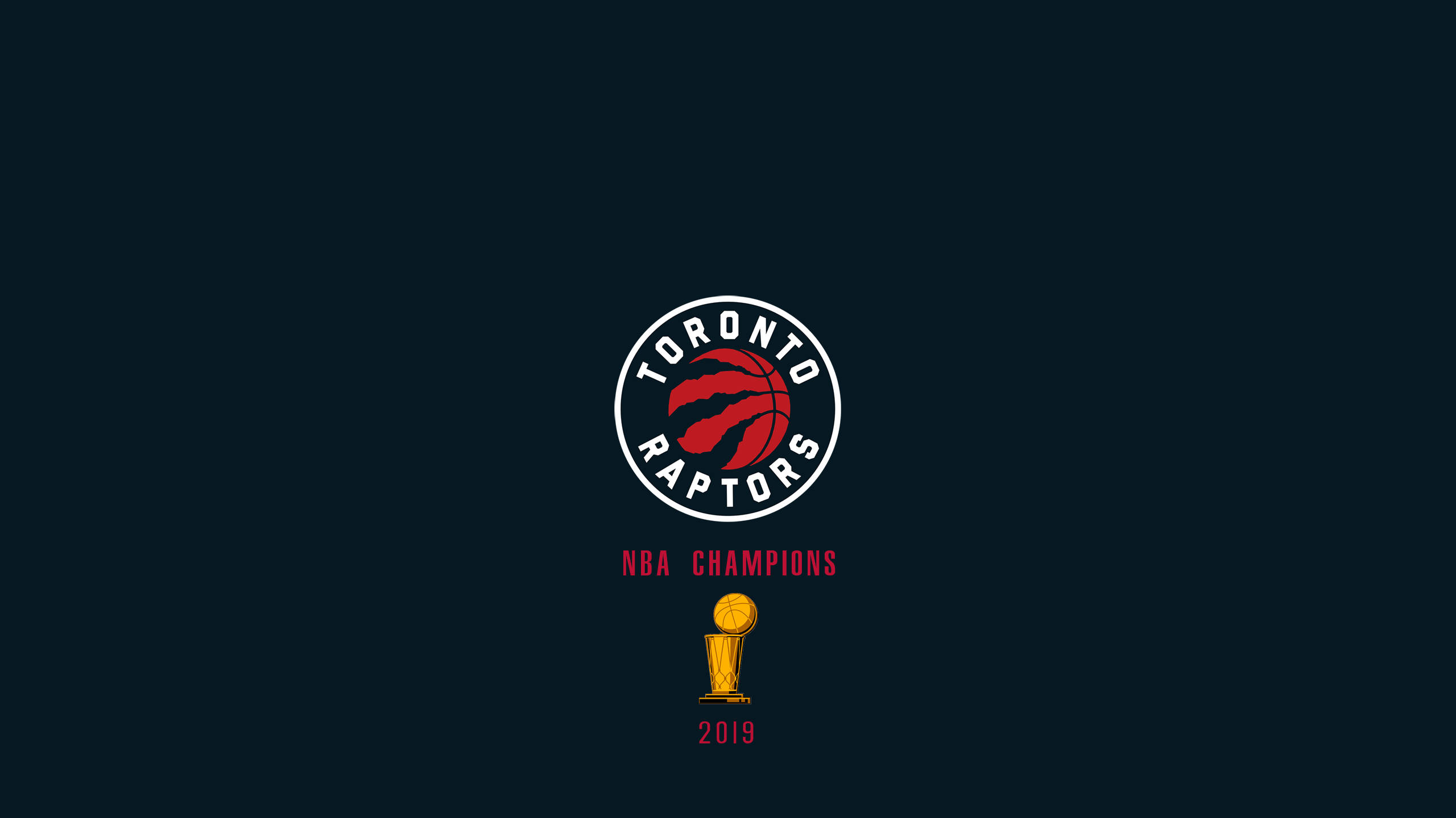 Raptors 桌布 壁紙 — 多倫多暴龍隊2019年NBA冠軍標誌居中於深色背景上，下方有金色獎盃。