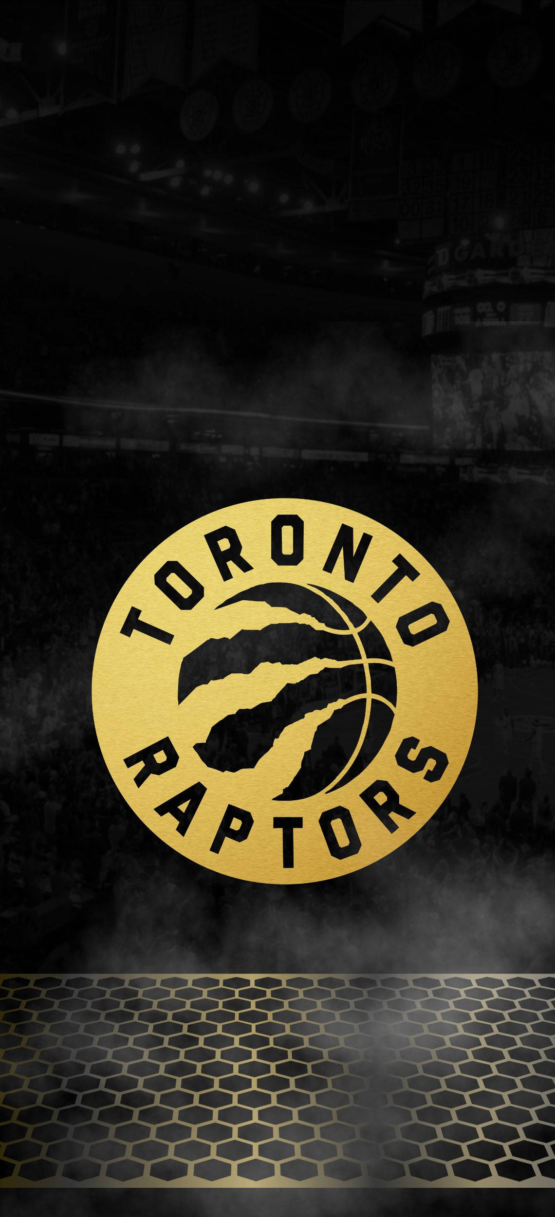 Raptors 桌布 壁紙 — 多倫多暴龍隊標誌以金色和黑色在煙霧瀰漫的黑暗場館中發光，地板呈六邊形圖案。