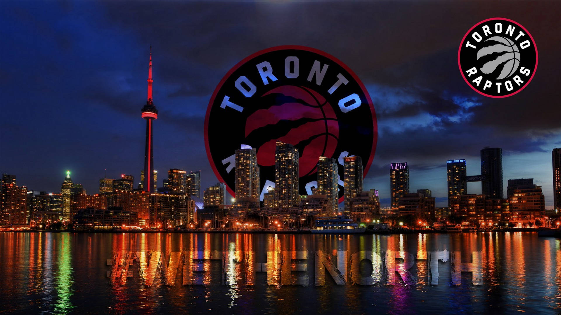 Raptors 桌布 壁紙 — 多倫多暴龍隊標誌在夜晚照亮市中心天際線，伴隨CN塔和水面倒影。