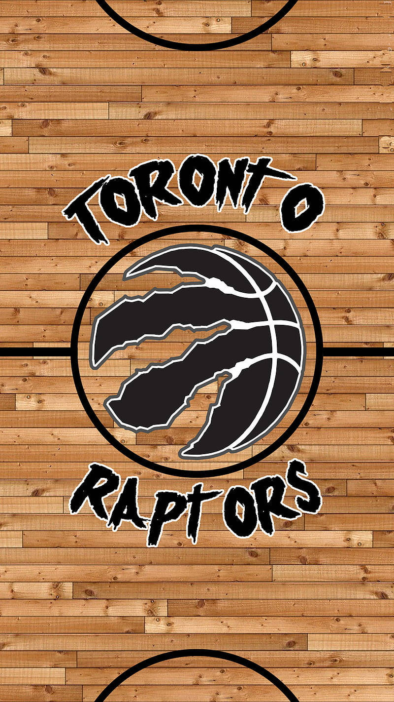Raptors 桌布 壁紙 — 多倫多暴龍隊標誌居中於木製籃球場地板上，帶有黑色邊界線。