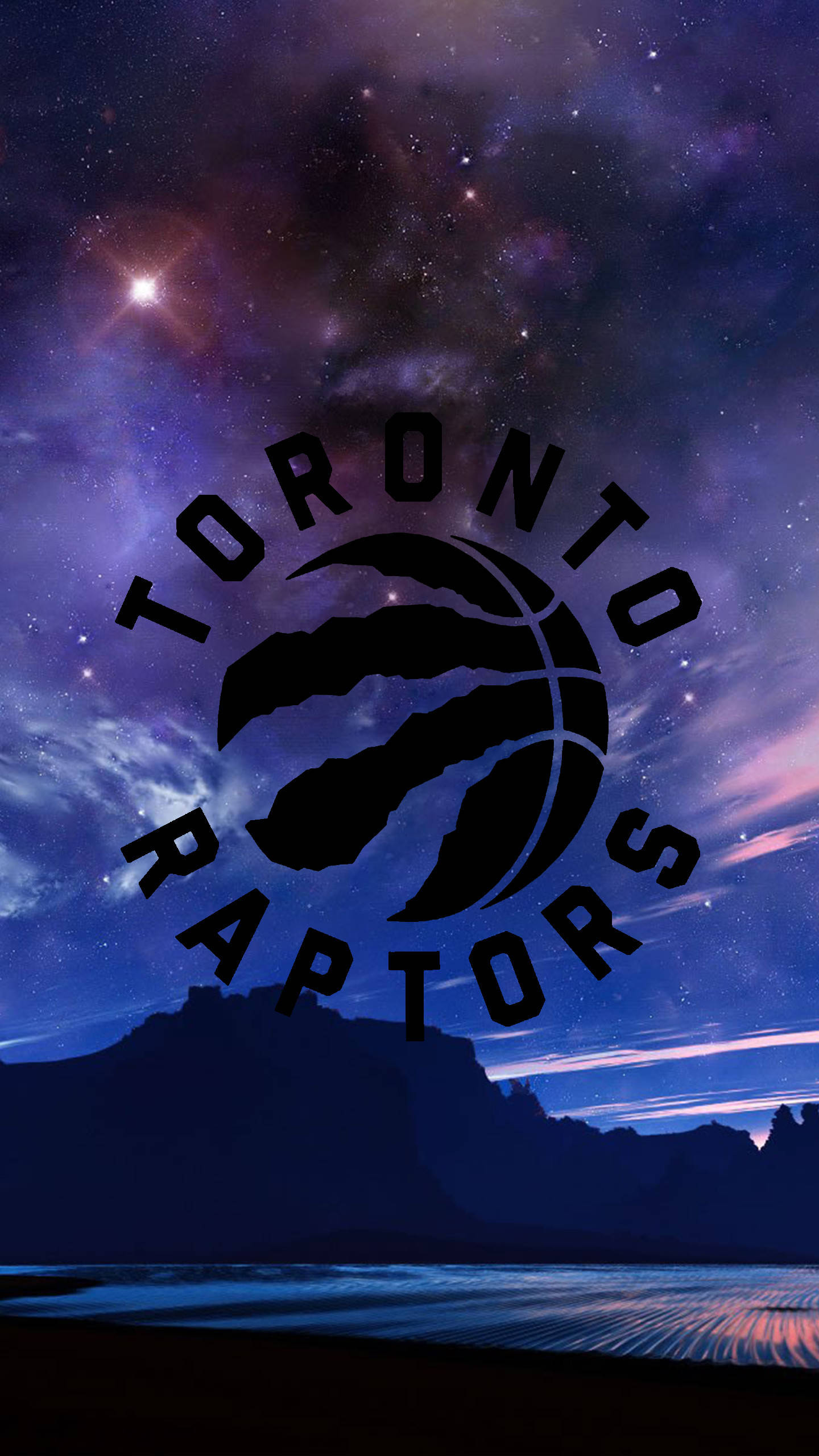 Raptors 桌布 壁紙 — 多倫多暴龍隊標誌漂浮在星光燦爛的暮色天空上，下方是剪影山脈和發光的水面。