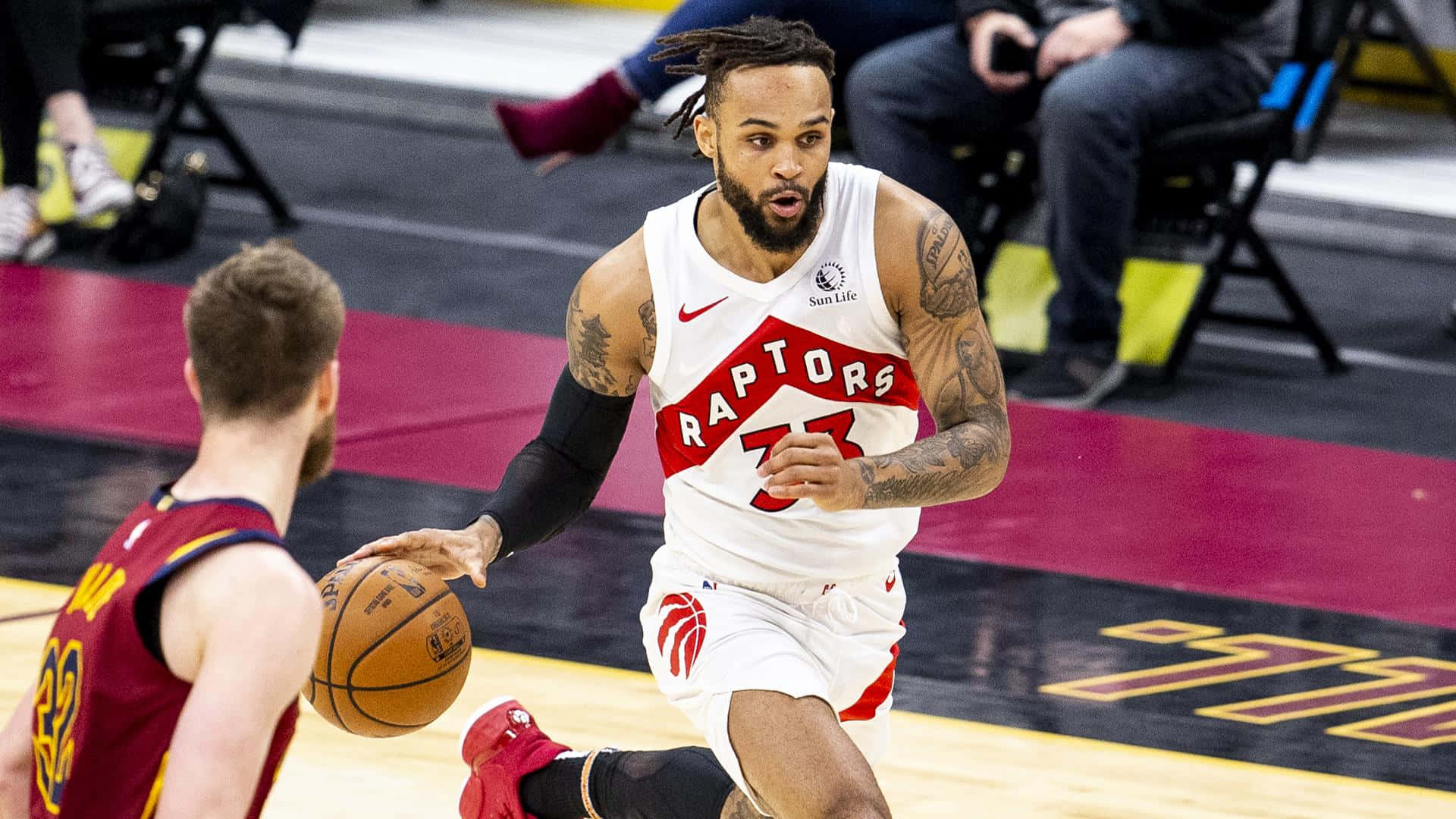 NBA 桌布 壁紙 — 多倫多暴龍隊球員在充滿活力的NBA比賽中運球，同時被防守。
