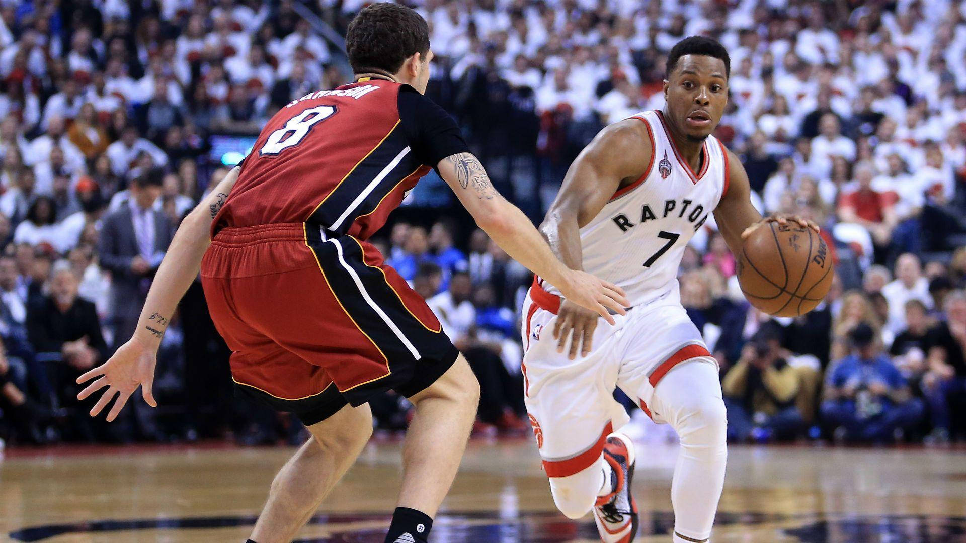 Lowry 桌布 壁紙 — 多倫多暴龍隊球員在擠滿觀眾的場館中運球，同時被邁阿密熱火隊球員緊密防守。