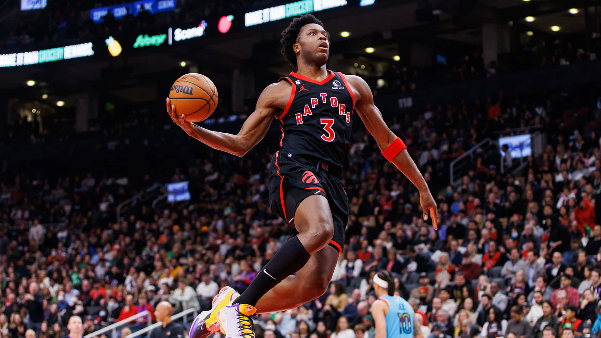 NBA 桌布 壁紙 — 多倫多暴龍隊籃球運動員在明亮的場館燈光下，於座無虛席的場館比賽中半空運球。