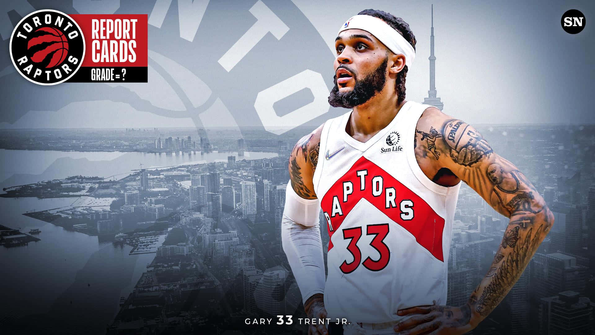NBA 桌布 壁紙 — 多倫多暴龍隊籃球運動員蓋瑞·川特二世身穿球衣，自信地站在以CN塔為特色的灰階城市景觀背景前。
