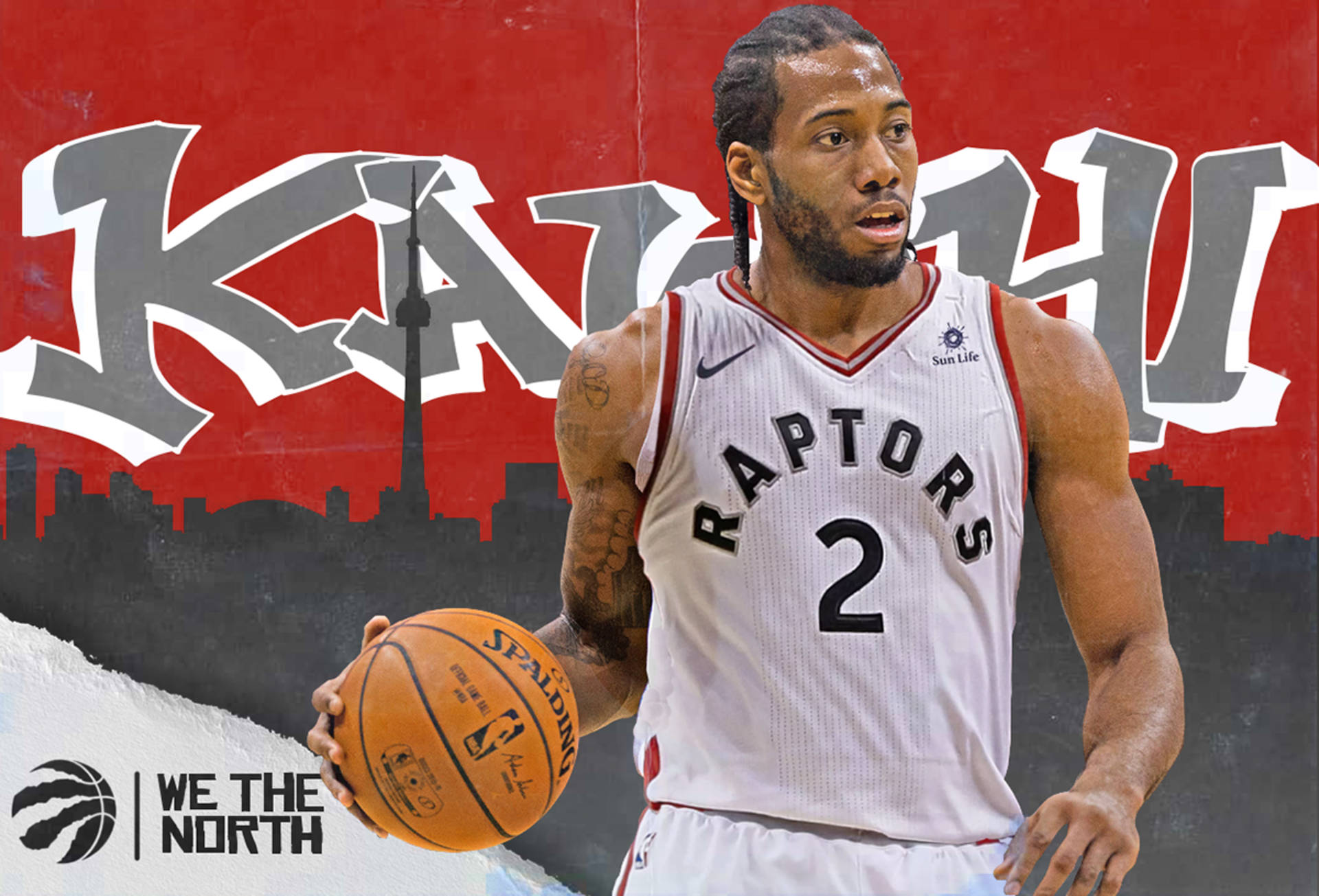Kawhi 桌布 壁紙 — 多倫多暴龍隊籃球運動員身穿白色球衣，手持Spalding籃球，背景是紅色塗鴉牆，上有城市天際線和'WE THE NORTH'標語。
