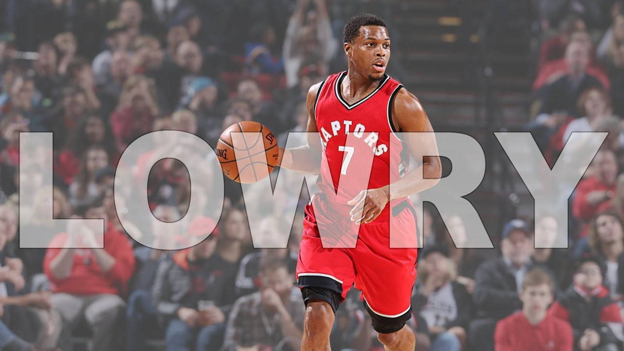 Lowry 桌布 壁紙 — 多倫多暴龍隊籃球運動員身穿紅色球衣在比賽中運球，背景是模糊的人群。