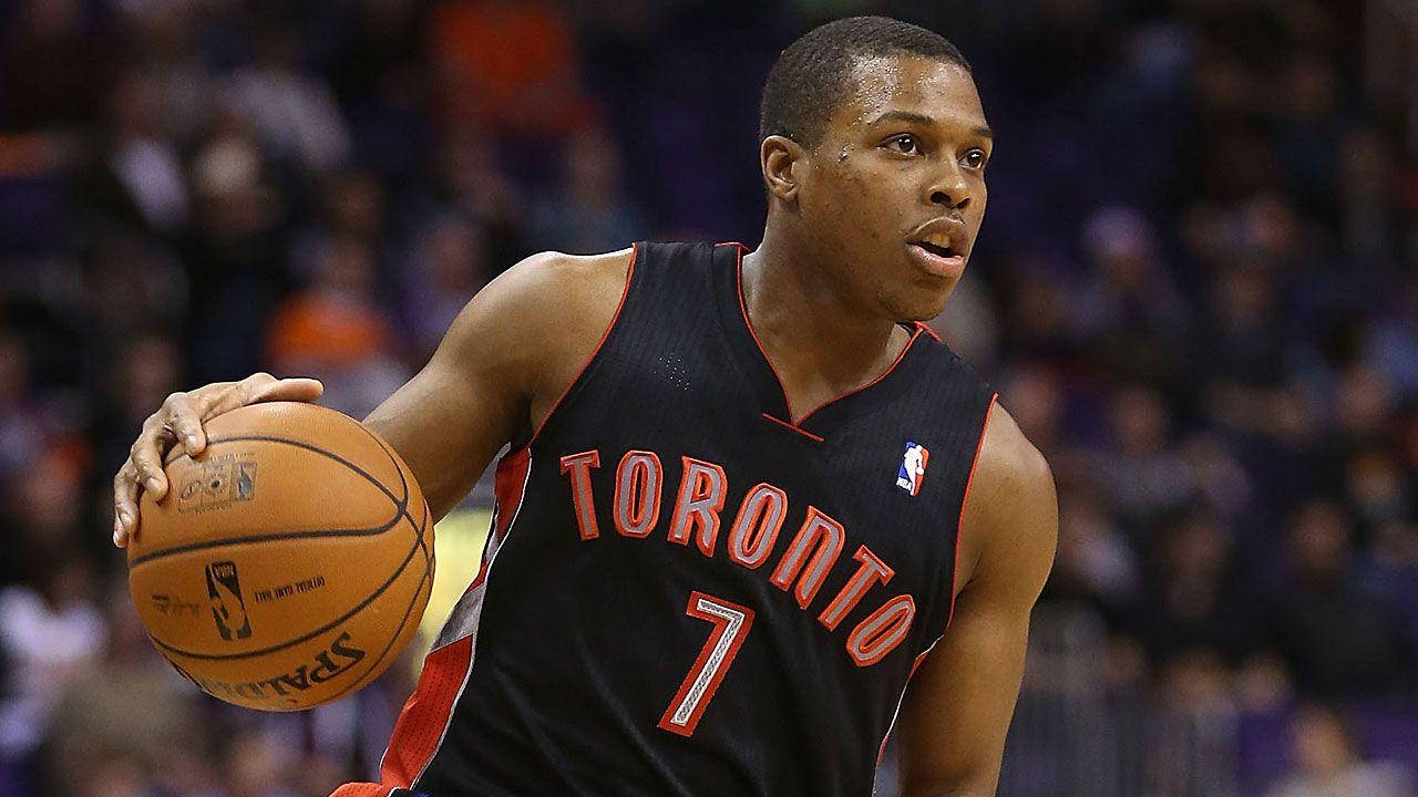 Lowry 桌布 壁紙 — 多倫多暴龍隊籃球運動員身穿黑色球衣，在明亮的場館燈光下於比賽中激烈運球。