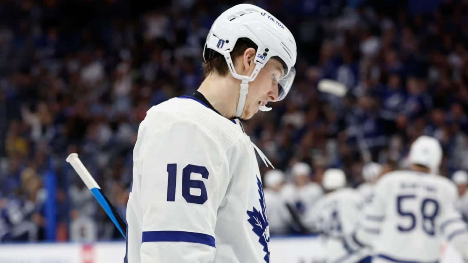 Ice Skating 桌布 壁紙 — 多倫多楓葉隊冰球球員身穿16號球衣，在比賽中手持球桿低頭看著冰面。