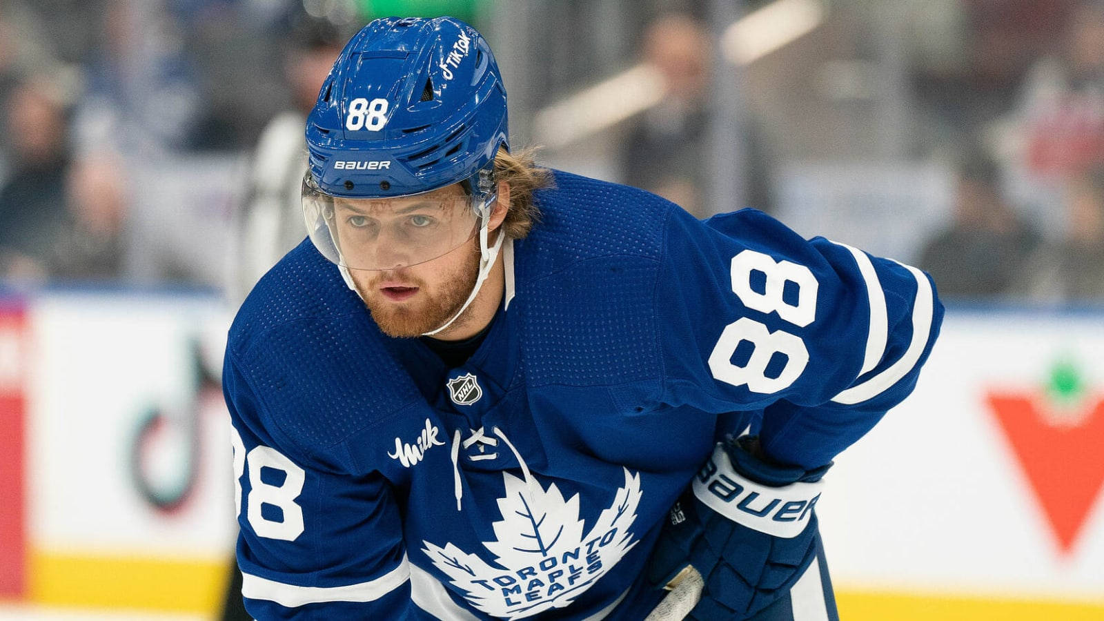 hockey 桌布 壁紙 — 多倫多楓葉隊冰球球員身穿藍色88號球衣，在比賽中激烈地向前傾身於冰上。