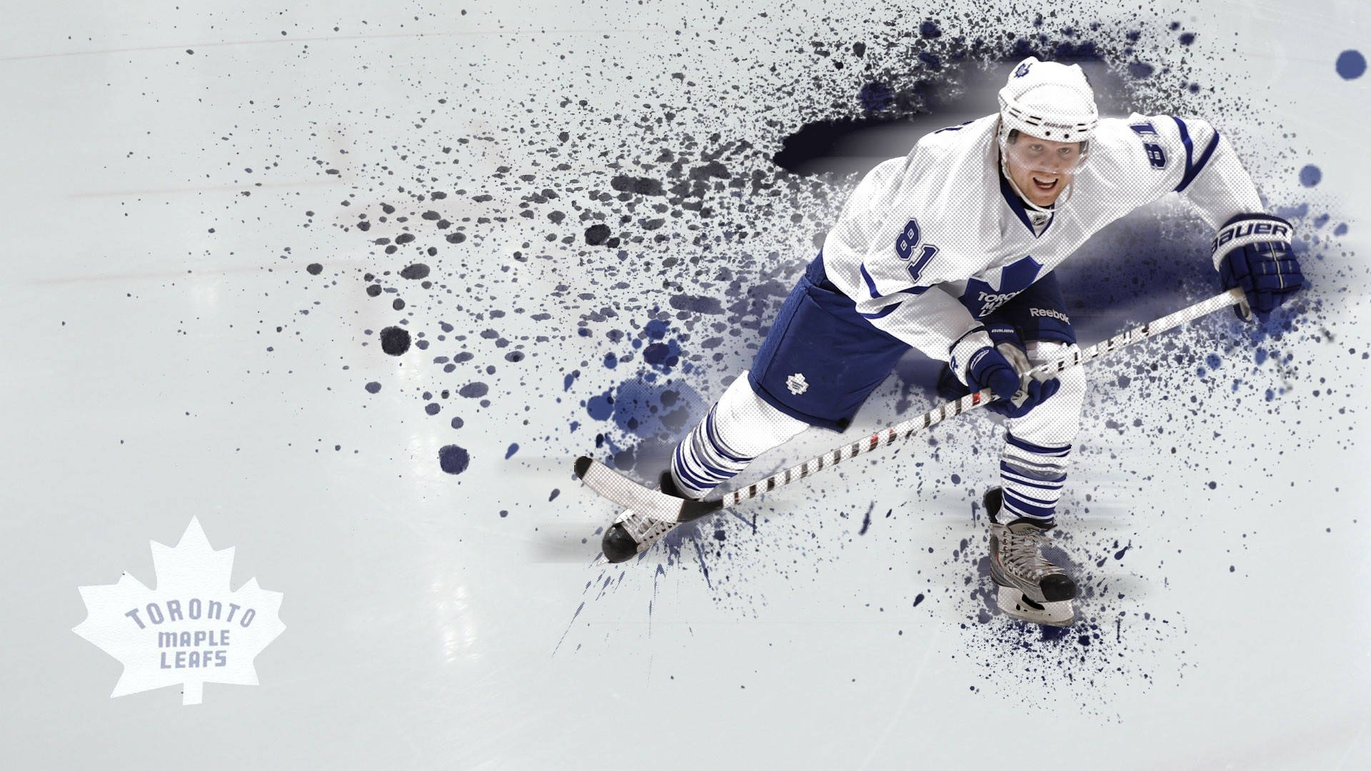 Cool Hockey 桌布 壁紙 — 多倫多楓葉隊冰球運動員身穿白色和藍色制服，在冰上滑行，帶有動態的藍色油漆飛濺效果。