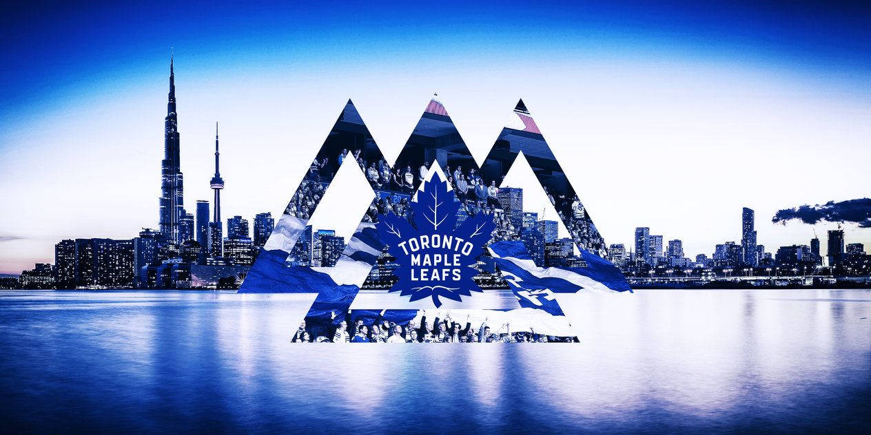 Leafs 桌布 壁紙 — 多倫多楓葉隊標誌從水中浮現，城市天際線倒映在藍色暮色中。