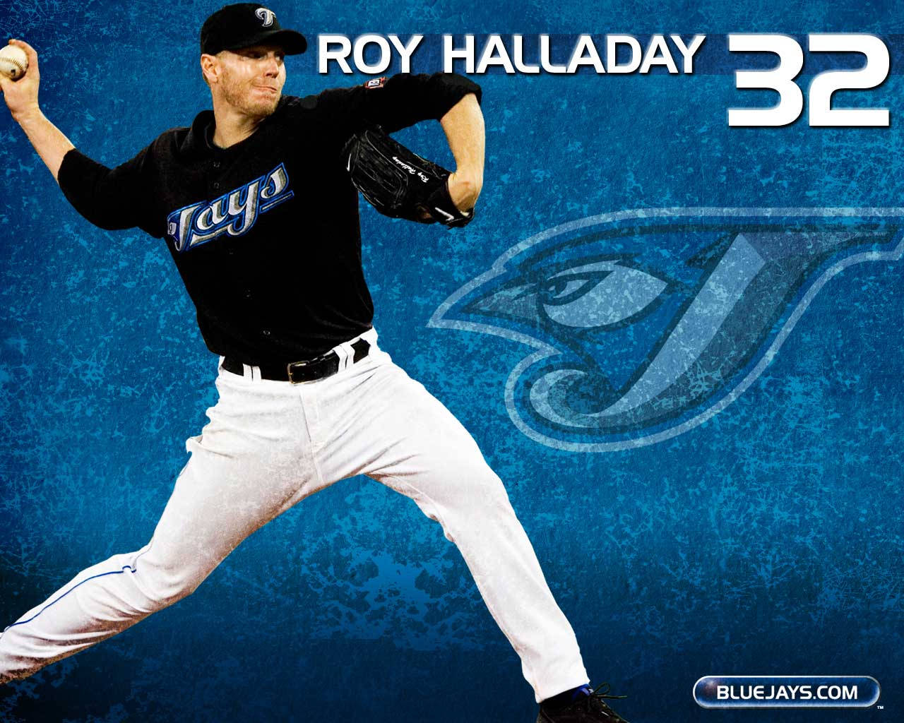 roy halladay 桌布 壁紙 — 多倫多藍鳥隊投手Roy Halladay身穿球隊制服，在帶有紋理的藍色背景上投球。