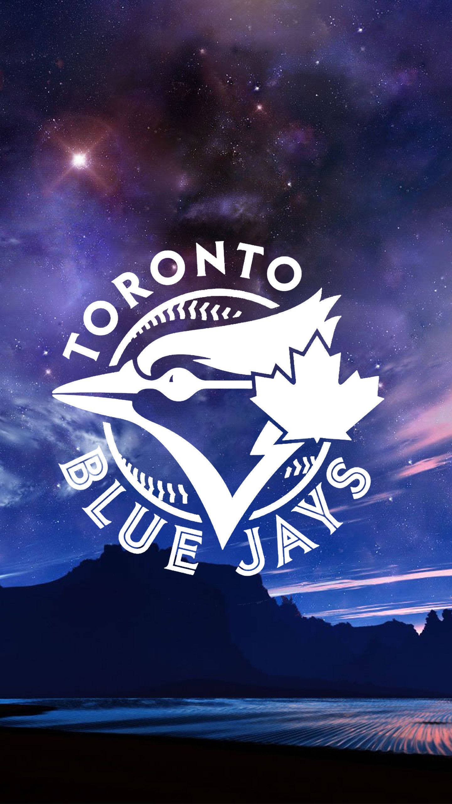 Jays 桌布 壁紙 — 多倫多藍鳥隊標誌在剪影山脈和水面上方充滿活力的宇宙夜空中發出白色光芒。
