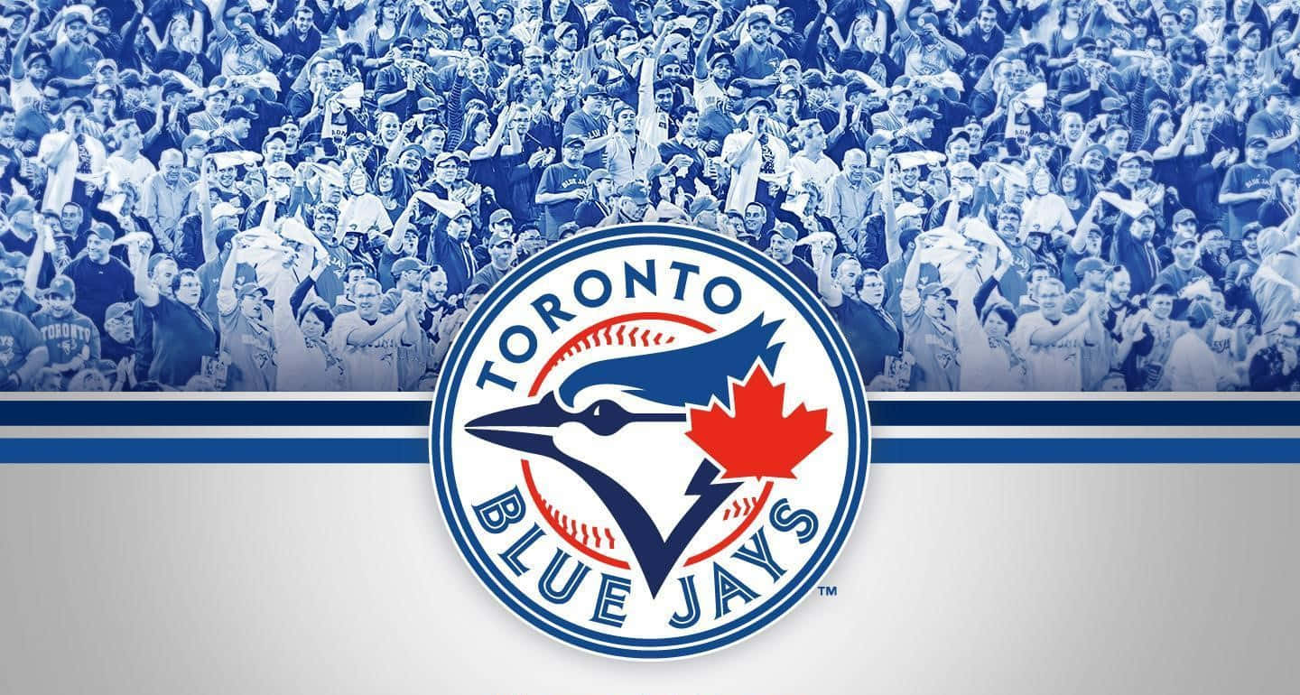 Blue Jays. 桌布 壁紙 — 多倫多藍鳥隊標誌居中，背景為體育館內藍色調的歡呼球迷人群。