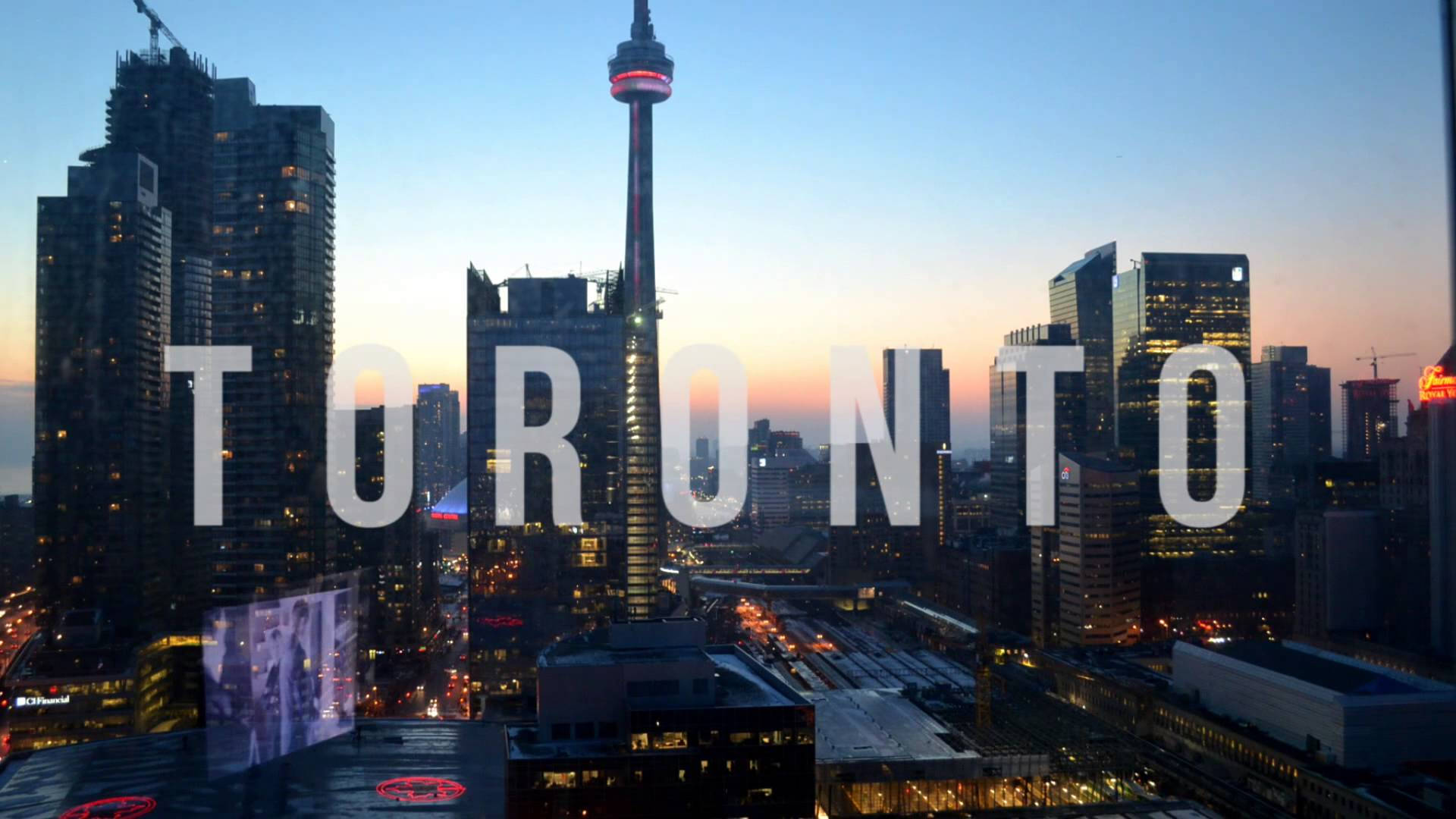 Toronto 桌布 壁紙 — 多倫多黃昏天際線，CN塔在漸層天空和開始閃爍的城市燈光中亮起。