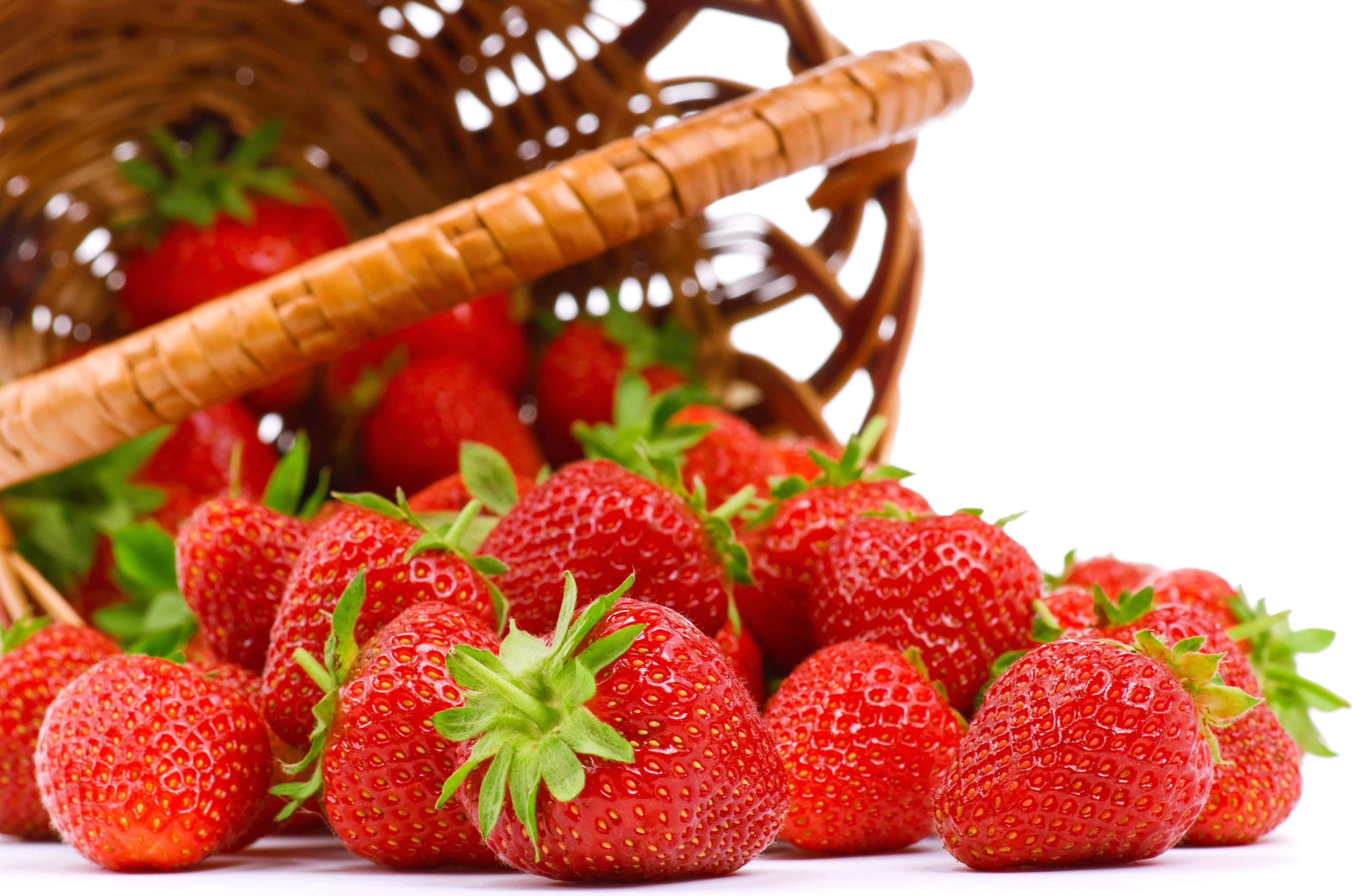 Cute Strawberry 桌布 壁紙 — 多汁成熟的草莓從編織籃子裡溢出，背景是乾淨的白色。