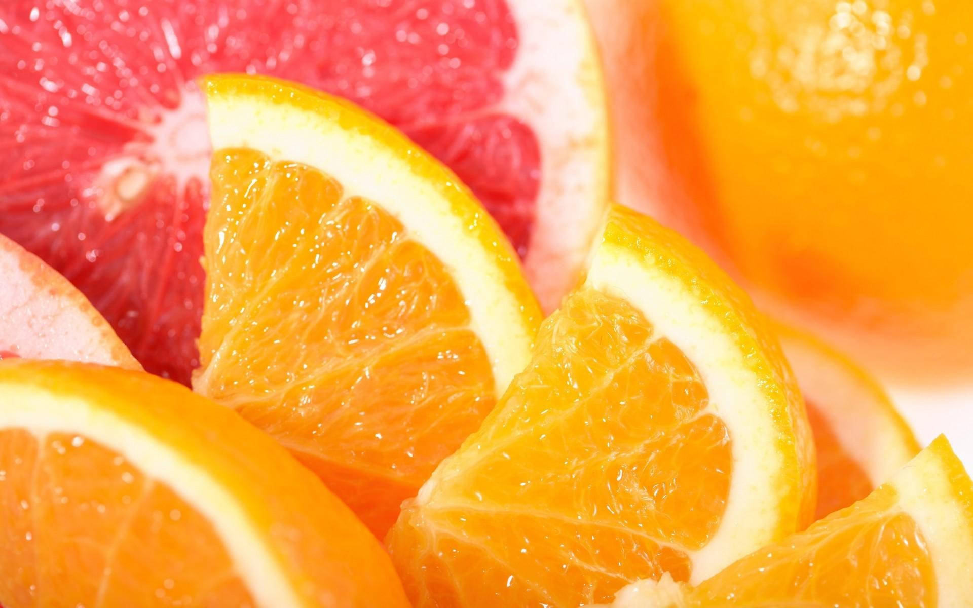 Fruit 桌布 壁紙 — 多汁的柳橙和粉紅葡萄柚片在柔和的白色背景上閃爍著露珠。