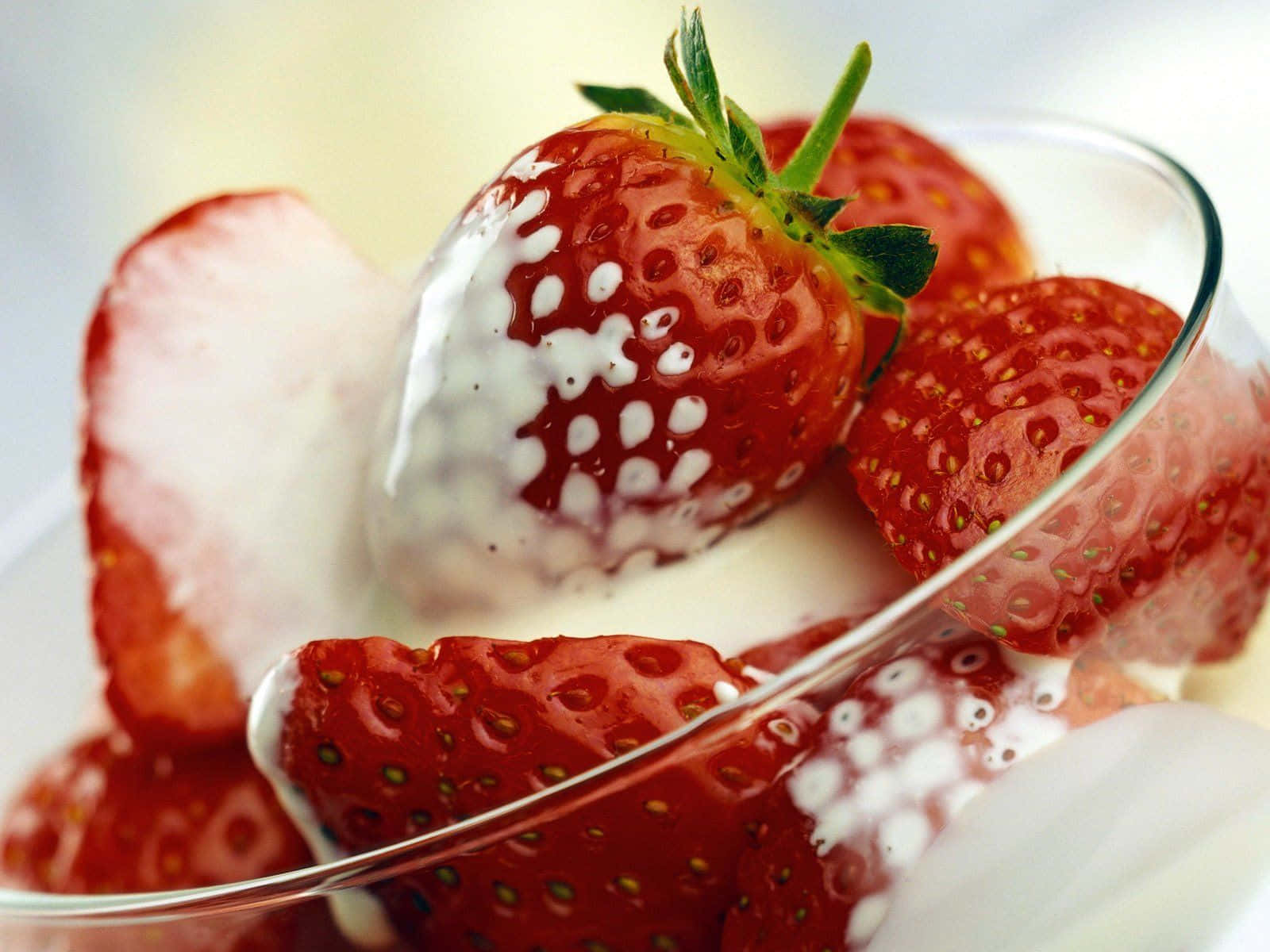 Cute Strawberry 桌布 壁紙 — 多汁的紅色草莓在透明玻璃碗內的奶油白色優格中閃閃發光。