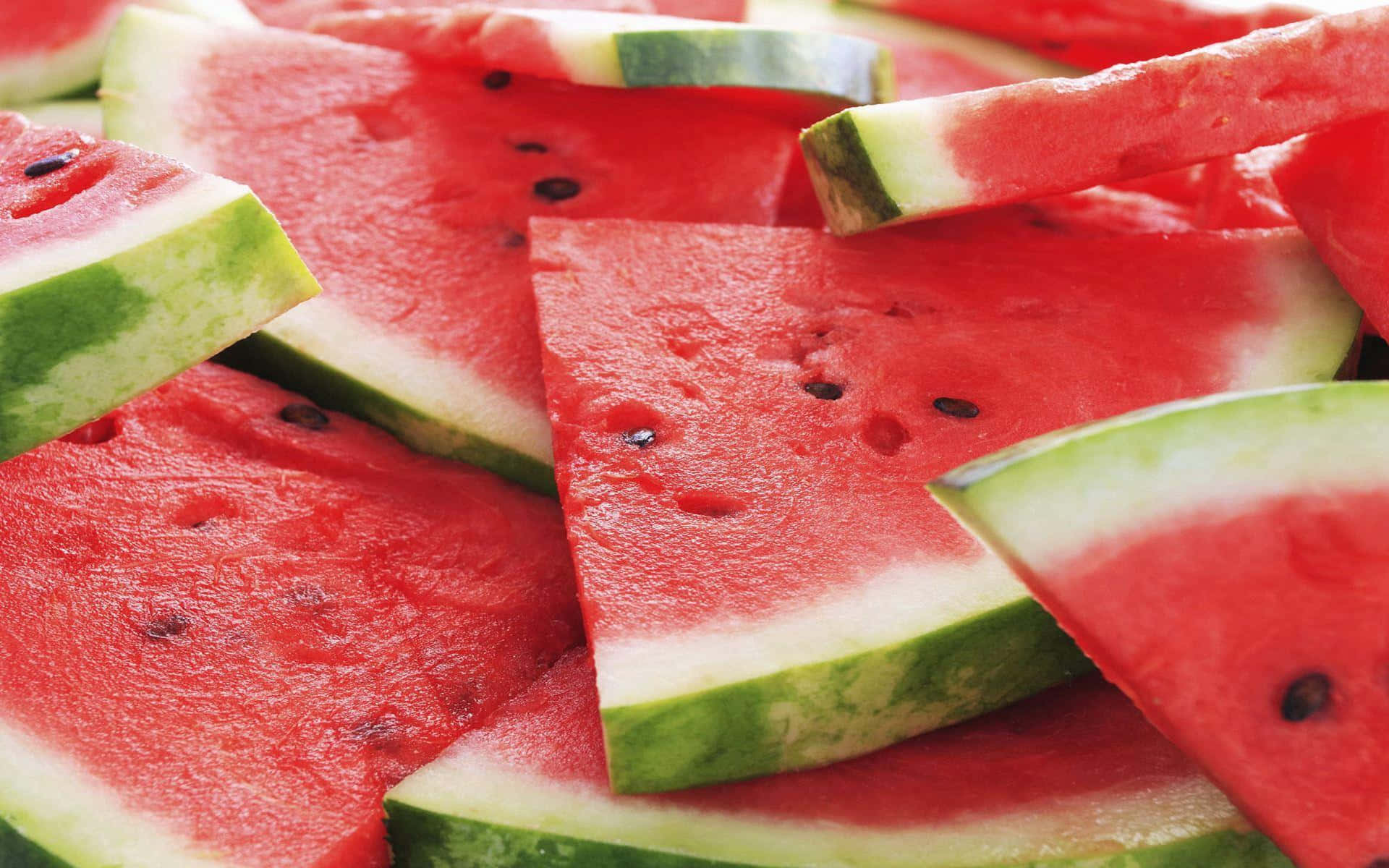 Watermelon 桌布 壁紙 — 多汁的紅色西瓜片，帶有黑色種子和綠色外皮，堆疊在一起。