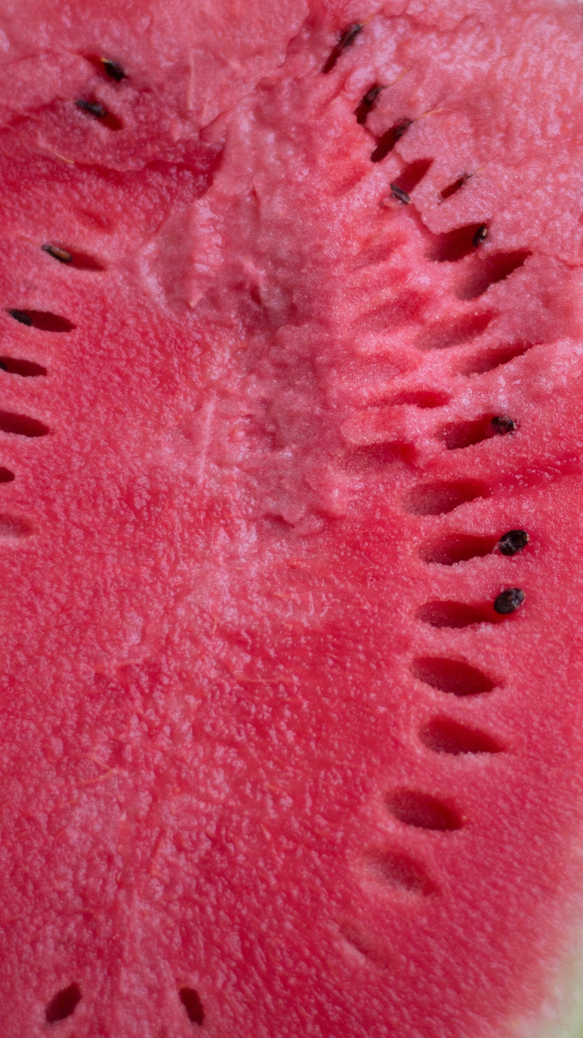 Watermelon 桌布 壁紙 — 多汁紅西瓜果肉的近距離特寫，帶有黑色種子和紋理外皮。