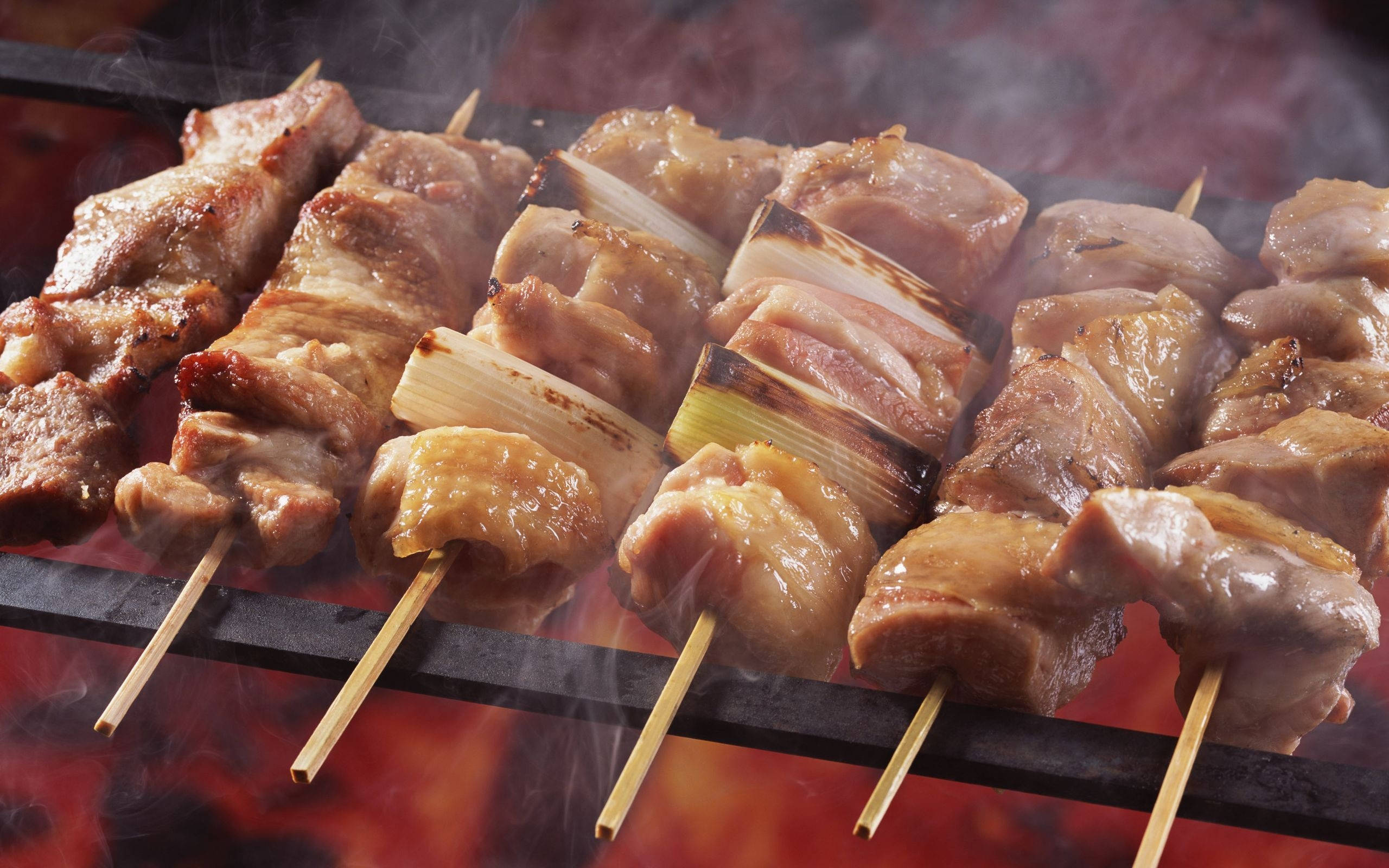 meat 桌布 壁紙 — 多汁肉串在熾熱的炭火上滋滋作響，煙霧裊裊升起，特寫鏡頭。