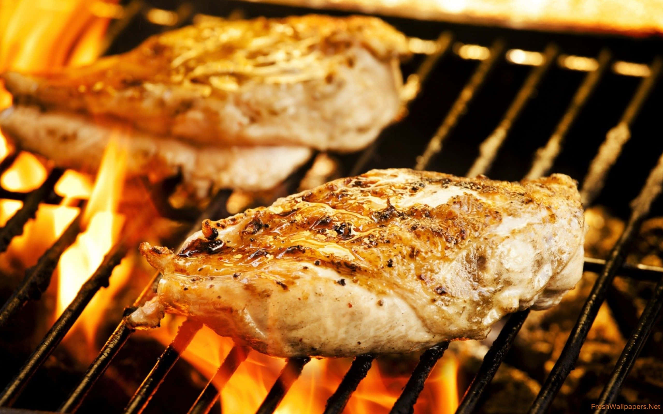 Bbq 桌布 壁紙 — 多汁調味雞胸肉在黑色烤架上，在熾熱的橙色火焰上滋滋作響。