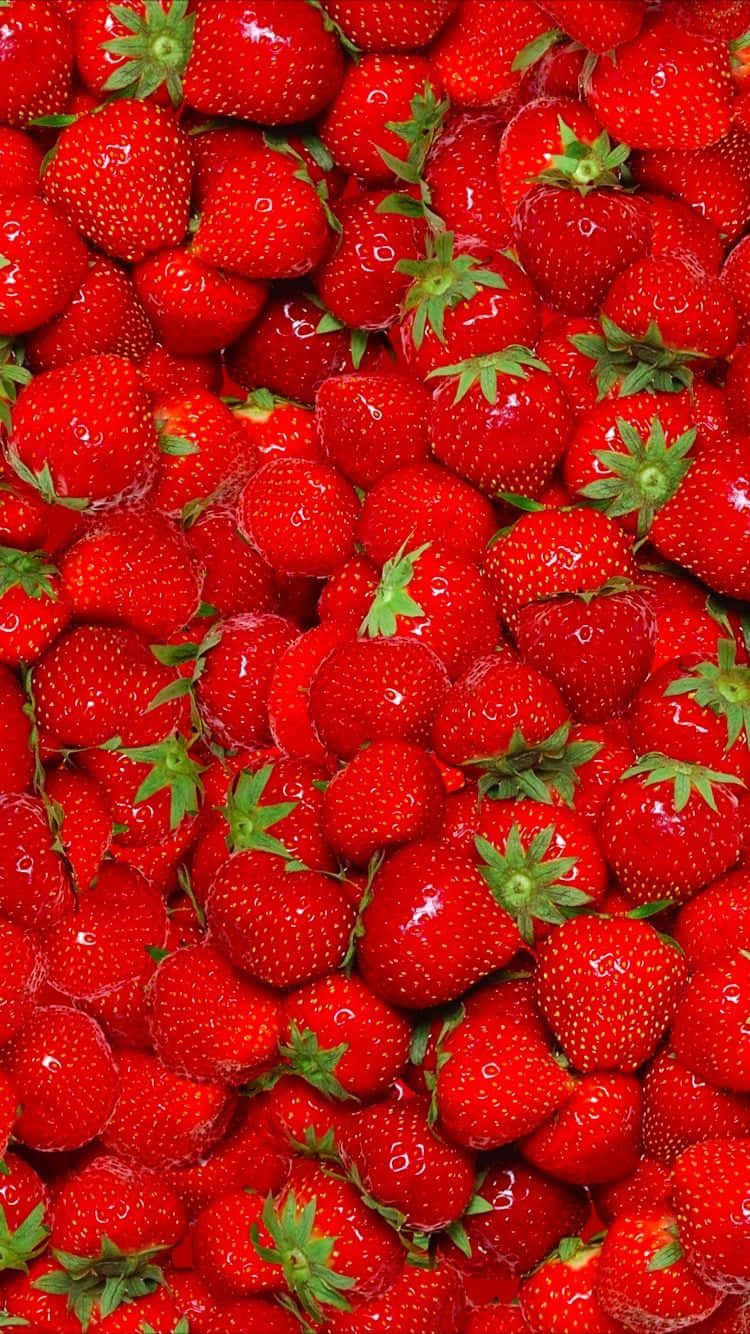 Cute Strawberry 桌布 壁紙 — 多汁飽滿的草莓特寫，閃爍著露珠和綠色蒂頭。