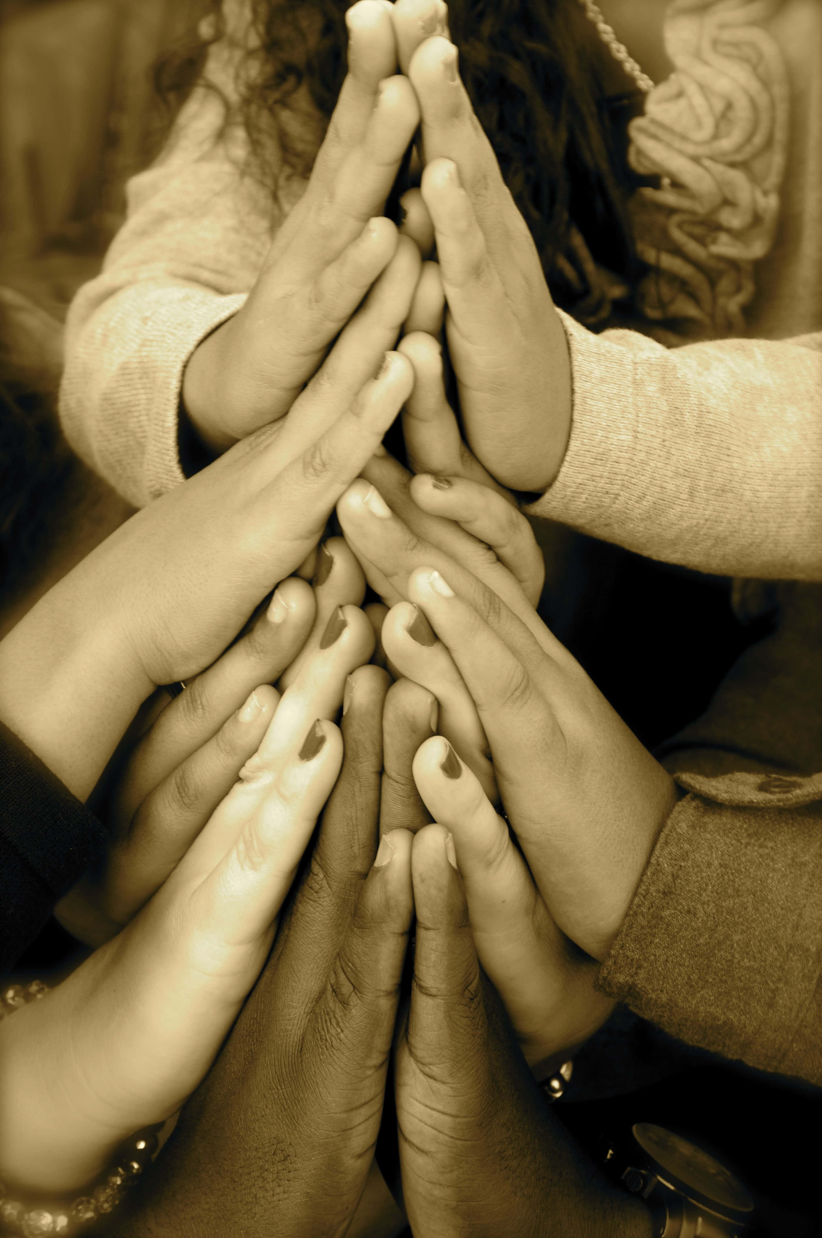 Praying 桌布 壁紙 — 多種不同膚色的手疊在一起，形成一個統一的支援和團結姿態。