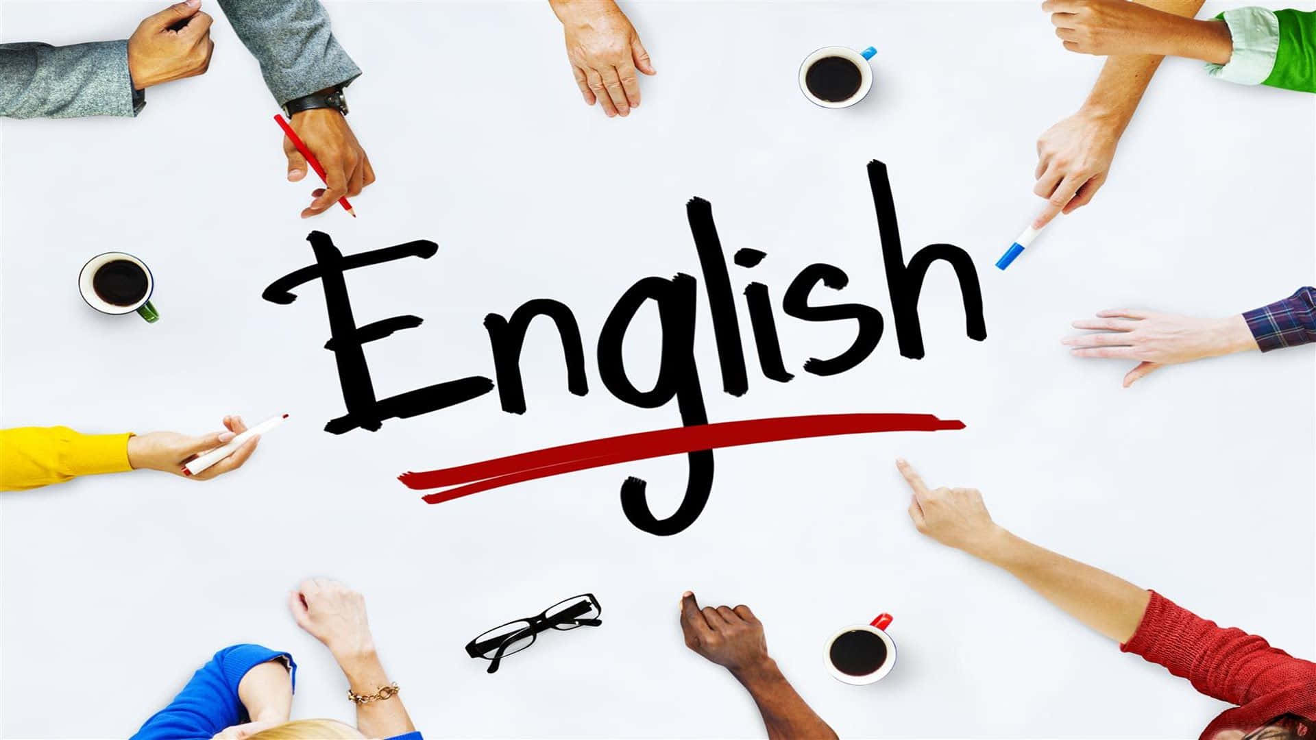 English 桌布 壁紙 — 多隻不同的手圍繞著用粗黑馬克筆書寫的「English」一詞，下方有紅色底線，在一張白色桌子上，還有咖啡杯和玻璃杯。