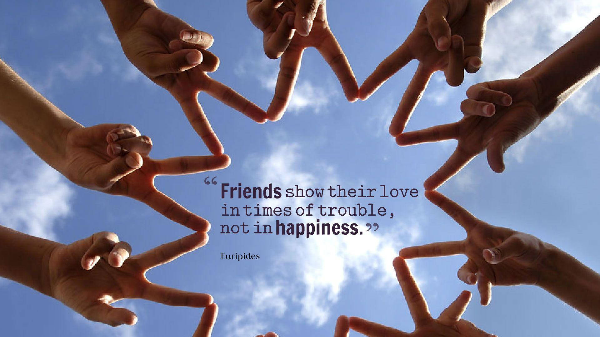 Friendship Quotes 桌布 壁紙 — 多隻手在藍天白雲下形成一個圓圈，圍繞著一句關於友誼的語錄做出和平手勢。