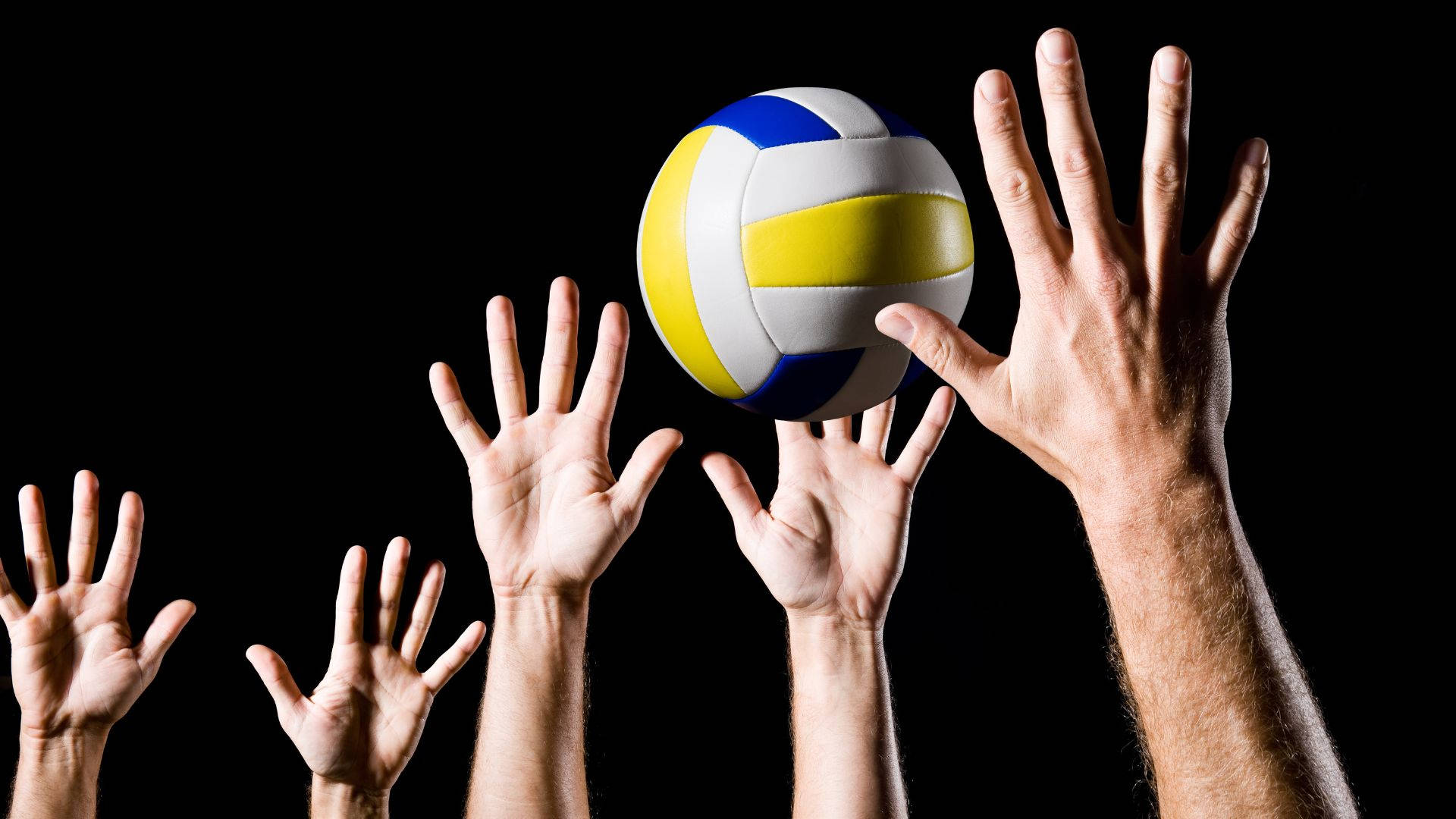 Volleyball Aesthetic 桌布 壁紙 — 多隻手在黑色背景上向上伸展，阻擋或扣殺一個色彩繽紛的排球。