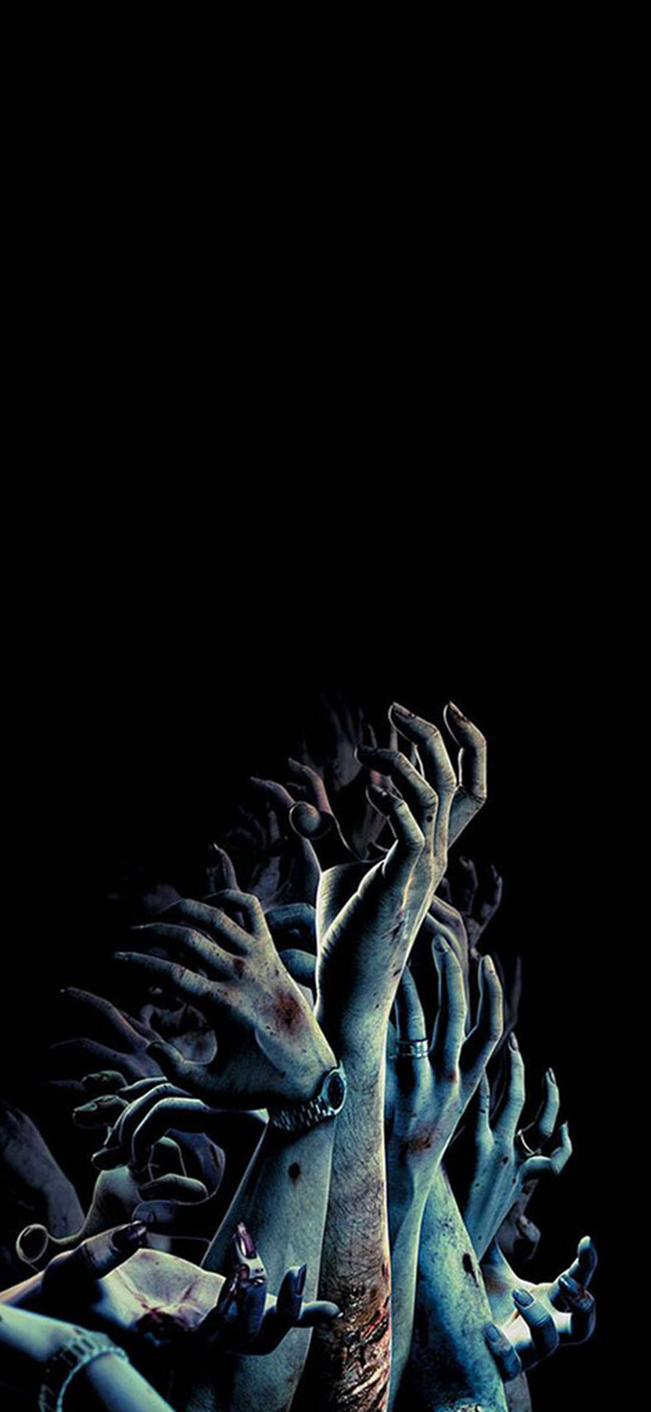 萬聖節 iPhone 桌布 壁紙 — 多隻蒼藍色的手帶有血跡和戒指，在恐怖場景中從黑暗中向上抓撓。