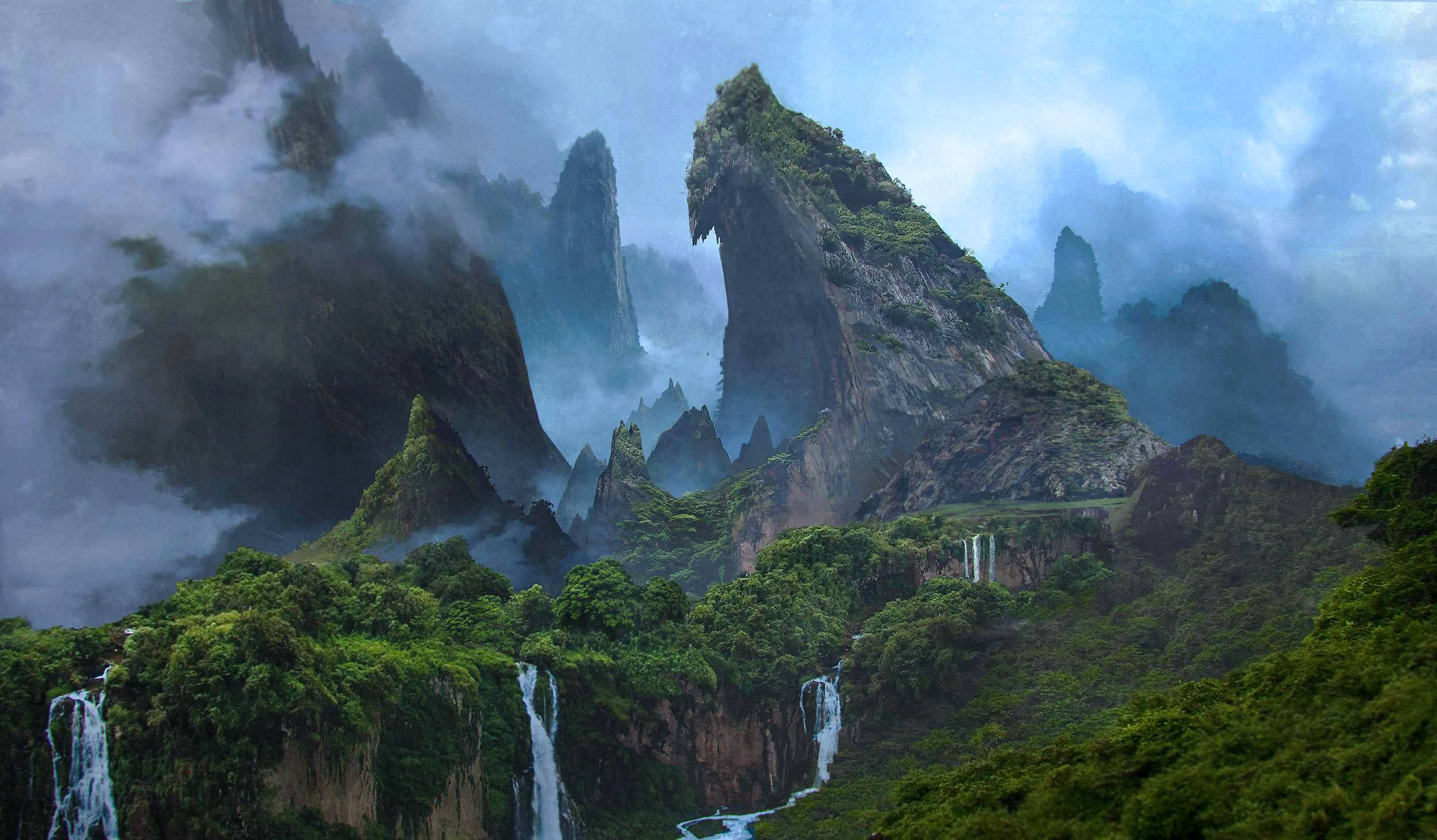 秘境探險 桌布 壁紙 — 多雲天空下，雄偉的霧氣山脈，鬱鬱蔥蔥的綠植和層疊瀑布。