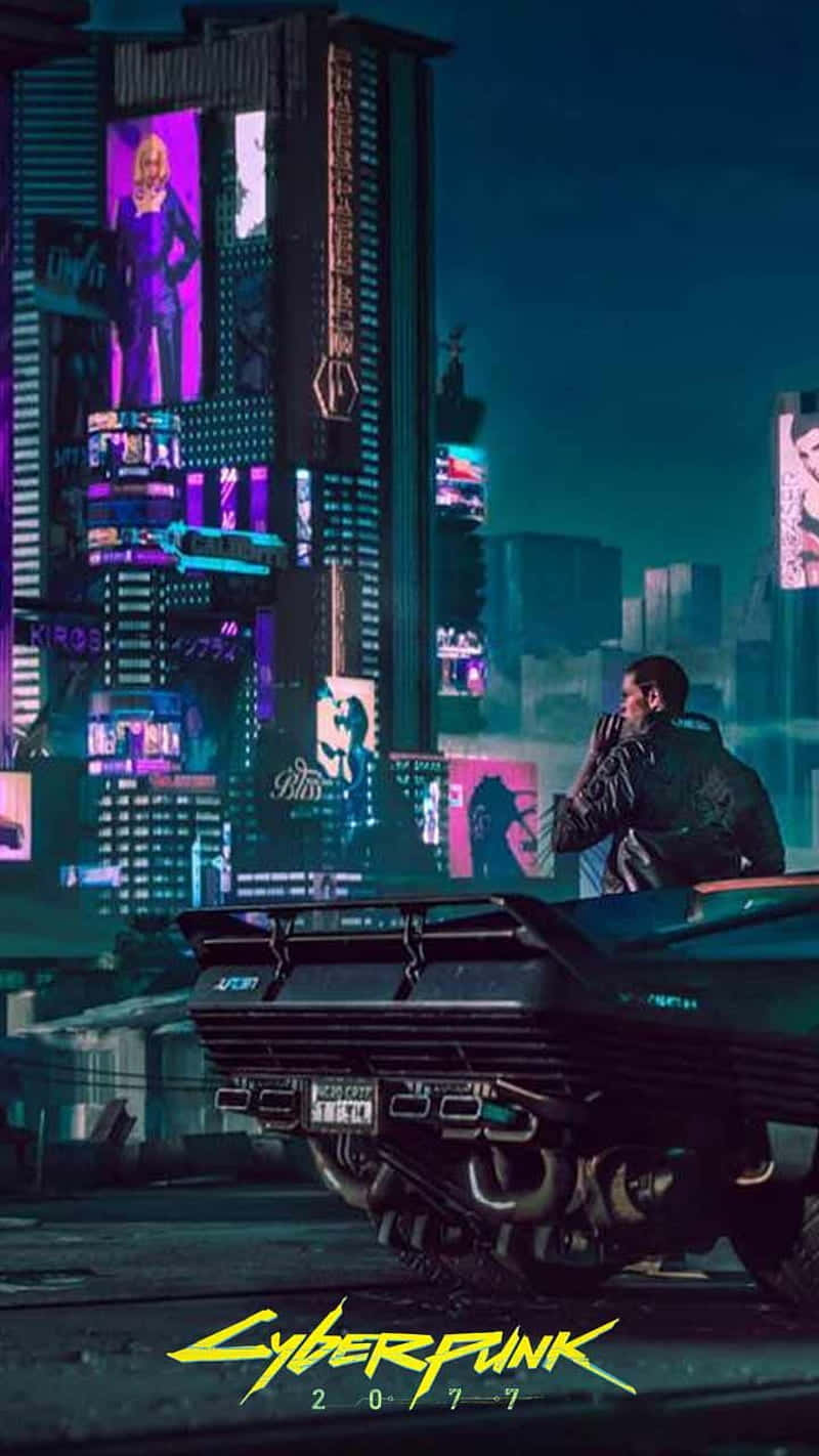Pixel 3 Cyberpunk 2077 桌布 壁紙 — 夜晚，一個孤獨的身影站在一輛未來感十足的汽車上，置身於霓虹閃爍的賽博龐克城市景觀中，四周是高聳的廣告牌和發光的廣告。