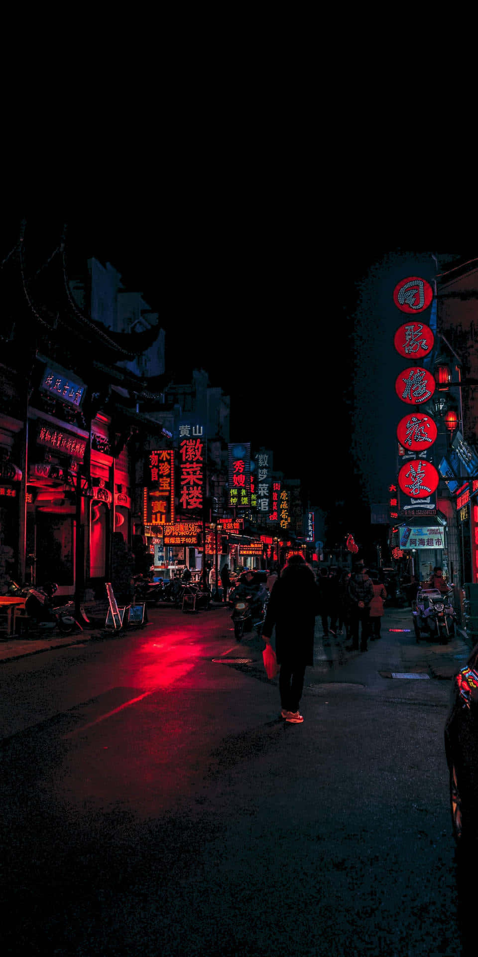 Neon Red Aesthetic 桌布 壁紙 — 夜晚，一個孤獨的身影走在一條狹窄的霓虹燈小巷中，發光的紅色招牌倒映在潮濕的路面上。
