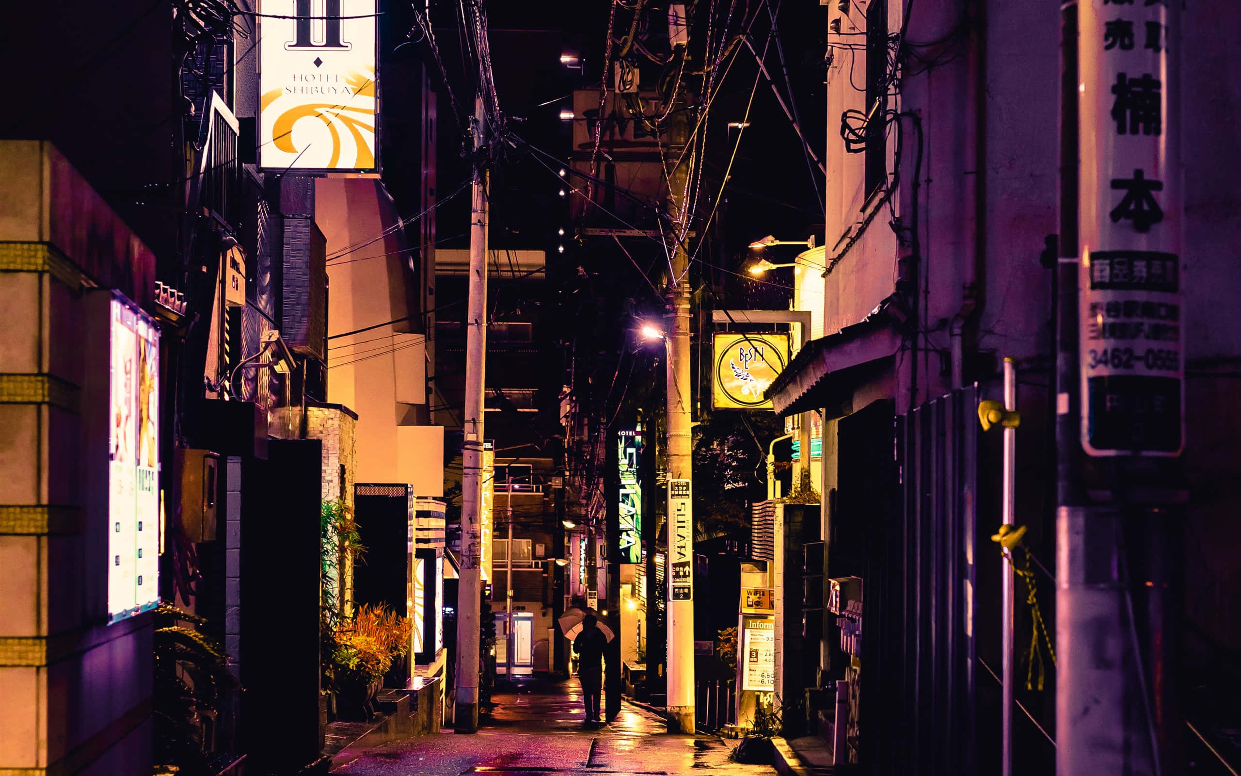 Alleyway 桌布 壁紙 — 夜晚，一個孤獨的身影走在一條狹窄的霓虹燈小巷中，潮濕的路面反射著冷暖色調的燈光。