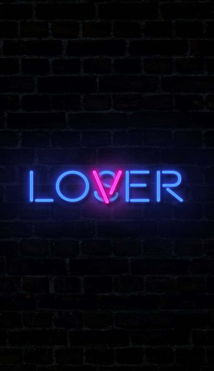 Lover Loser 桌布 壁紙 — 夜晚，一個發光的霓虹燈牌在深色磚牆上拼出藍色和粉紅色的「LOSER」字樣。