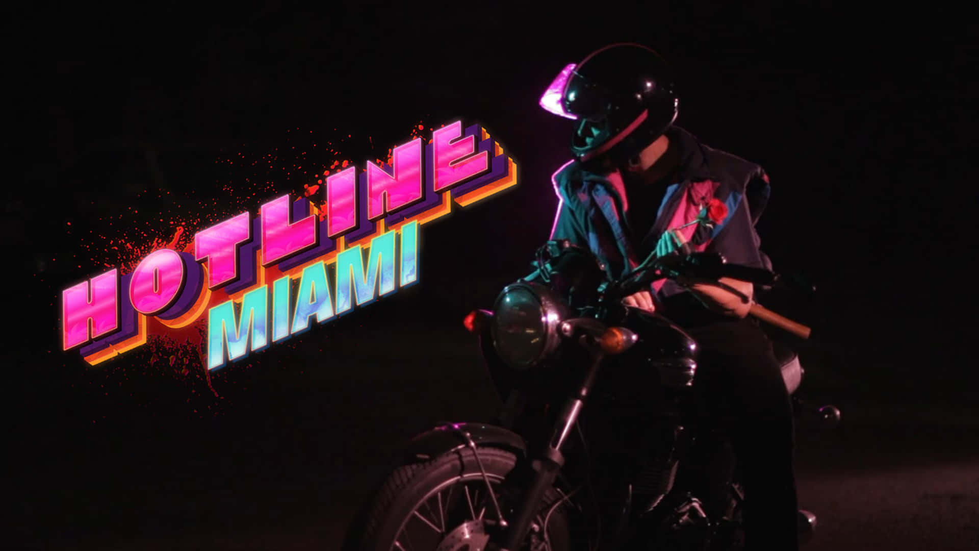 Hotline Miami 桌布 壁紙 — 夜晚，一名機車騎士在霓虹燈 'Hotline Miami' 標誌下，伴隨鮮豔的粉紅和藍色燈光。